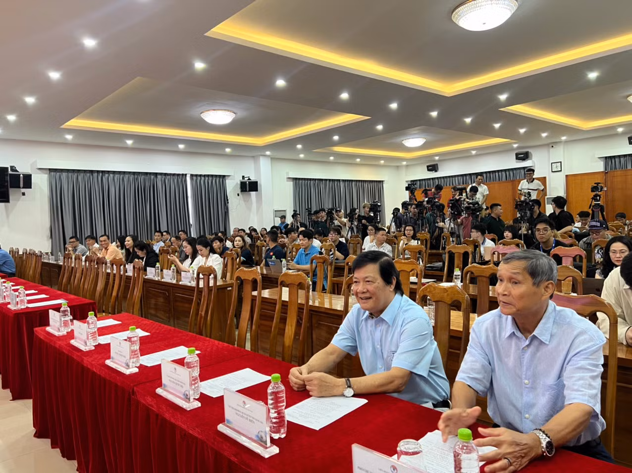 Hai ông Nguyễn Sỹ Hiển và Mai Đức Chung thuộc Hội Đồng Huấn luyện viên Quốc gia trong lễ ra mắt HLV Kim Sang-sik. Hai ông Nguyễn Sỹ Hiển và Mai Đức Chung thuộc Hội Đồng Huấn luyện viên Quốc gia trong lễ ra mắt HLV Kim Sang-sik.