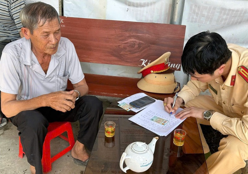 Tổ CSGT làm việc với người nhà của ông Long (bìa trái) để xác minh vụ việc.