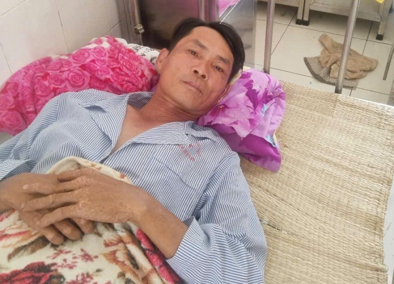 Ông Long được đưa vào bệnh viện điều trị.