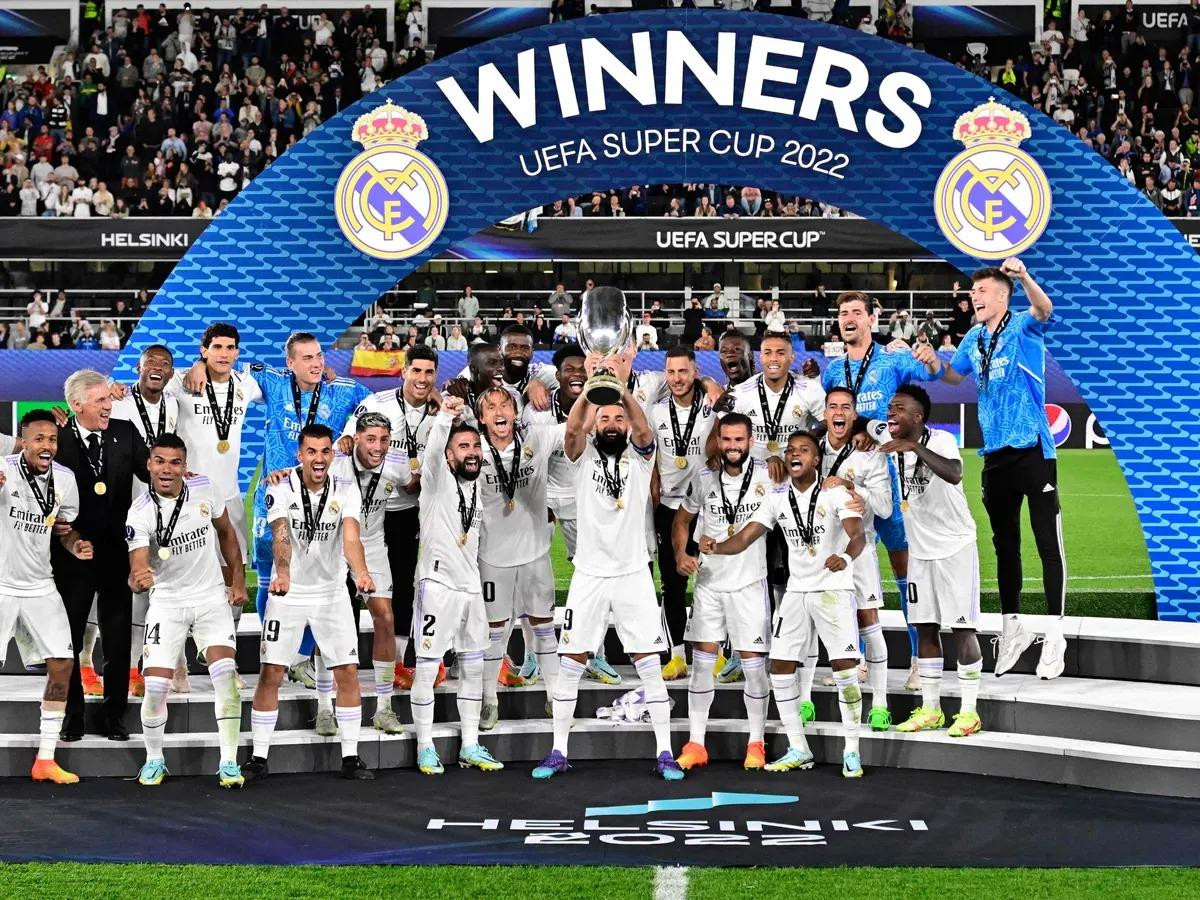 Hazard cùng các cầu thủ Real ăn mừng Siêu Cúp châu Âu 2022. (Ảnh: Getty Images)