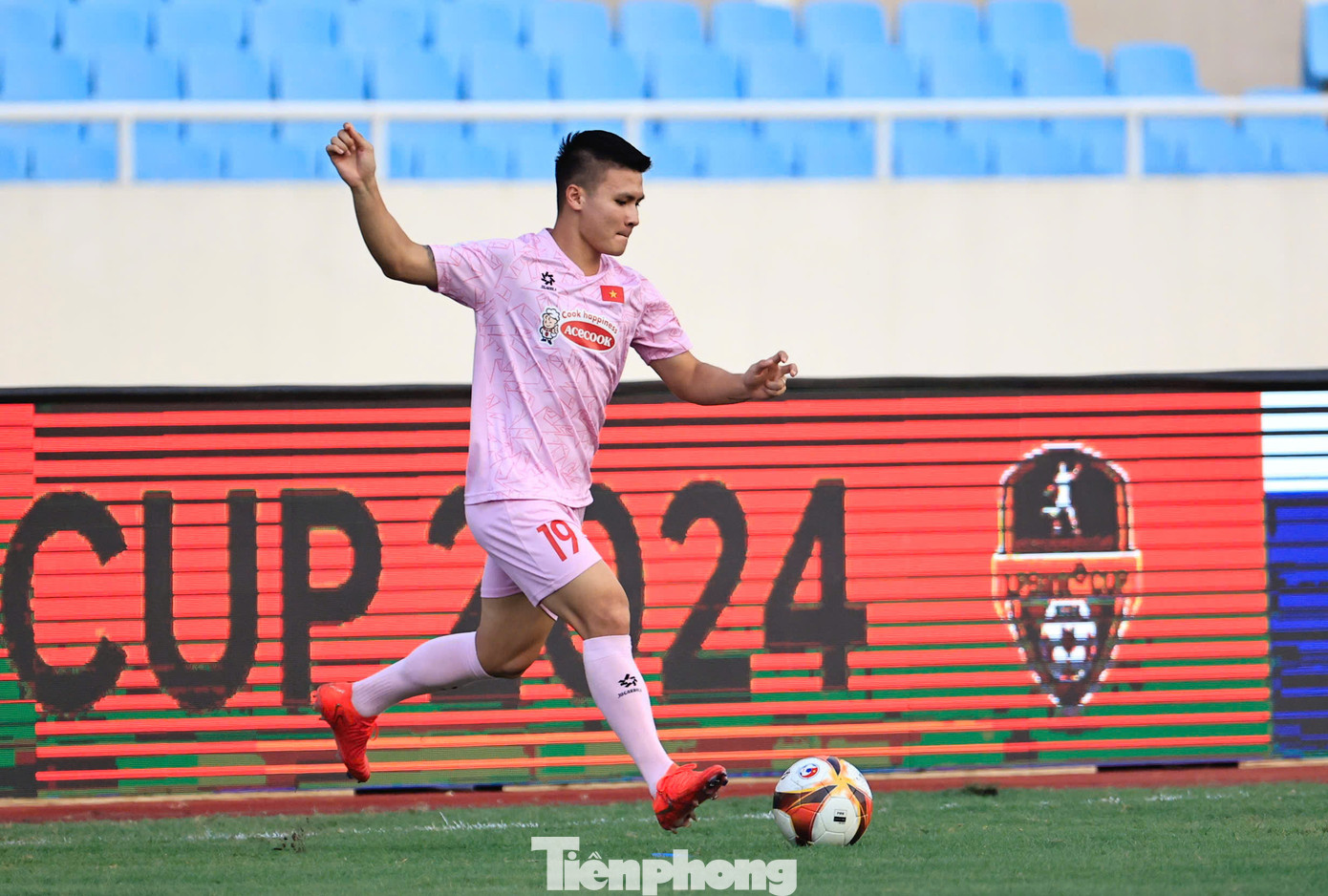 Hy vọng với cảm hứng từ gia đình cũng triết lý mới của HLV Kim Sang-sik, Quang Hải sẽ tỏa sáng trở lại, trở thành nhân tố tối quan trọng trong hệ thống chiến thuật của ĐT Việt Nam.