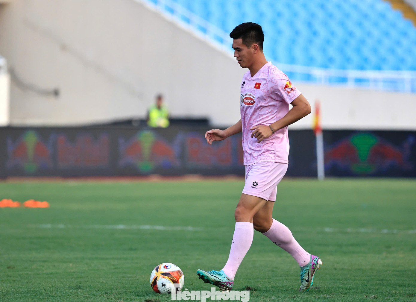 Tiến Linh là người &quot;mở hàng&quot; cho triều đại HLV KIm Sang-sik với cú đúp bàn thắng vào lưới Philippines, trận ra mắt của chiến lược gia người Hàn Quốc. Với 20 pha lập công, anh đã vươn lên đứng vị trí thứ 3 trong danh sách ghi bàn nhiều nhất lịch sử đội tuyển.