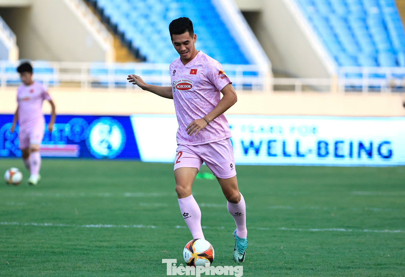 Tiến Linh là người &quot;mở hàng&quot; cho triều đại HLV KIm Sang-sik với cú đúp bàn thắng vào lưới Philippines, trận ra mắt của chiến lược gia người Hàn Quốc. Với 20 pha lập công, anh đã vươn lên đứng vị trí thứ 3 trong danh sách ghi bàn nhiều nhất lịch sử đội tuyển.