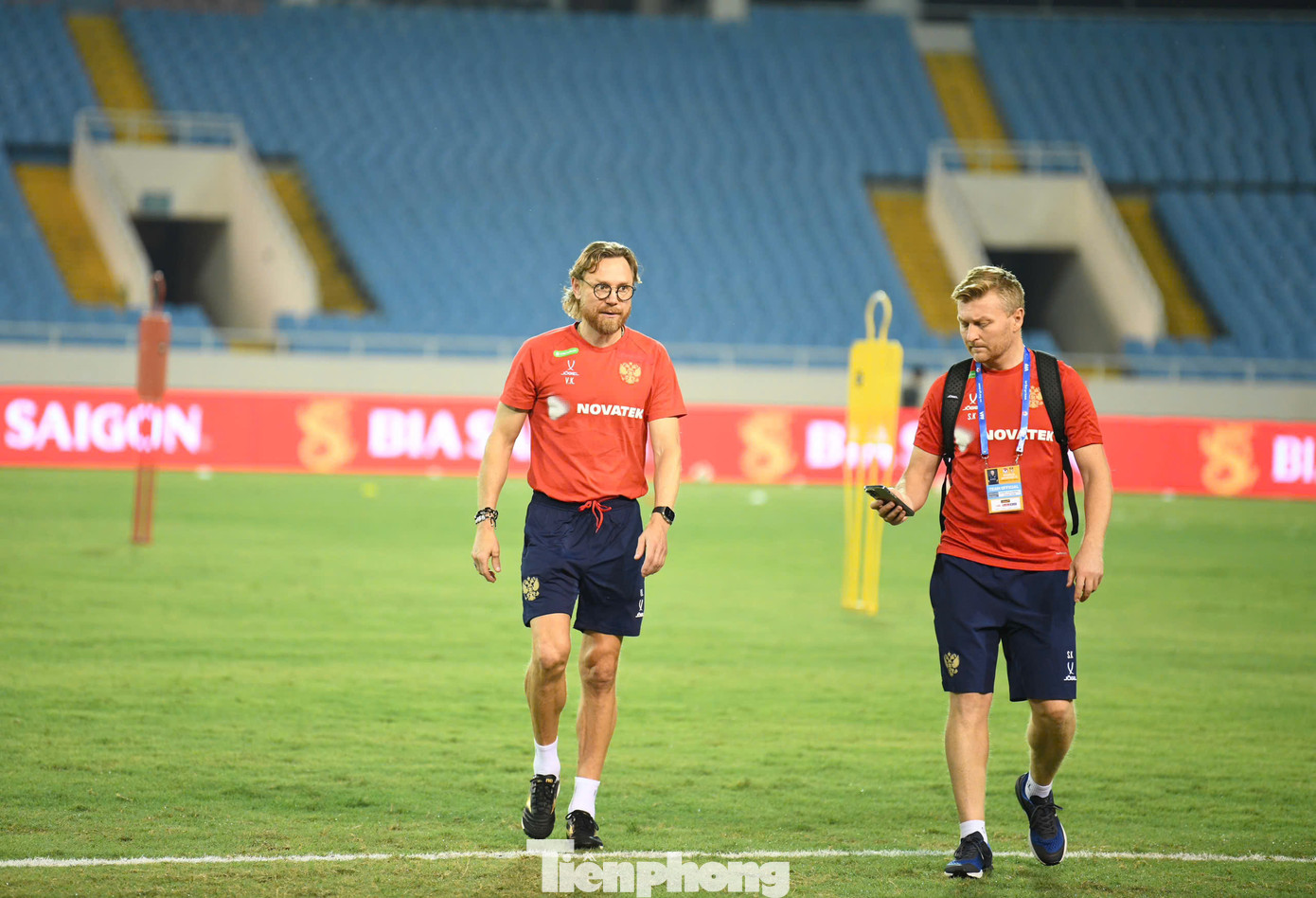 HLV Valery Karpin thậm chí còn vào sân trước các cầu thủ. Vừa xuống xe bus, ông đi thẳng tới sân đấu để có những đánh giá đầu tiên về tình trạng mặt cỏ.