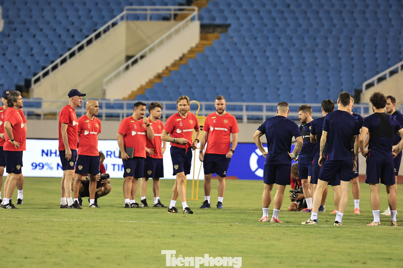 Mặc dù mặt sân Mỹ Đình không phải hoàn hảo, nhưng thay vì phàn nàn, chiến lược gia 55 tuổi chấp nhận nó như một phần của thử thách. Trong tuyên bố sau đó, ông nói, &quot;tôi không bận tâm tới các yếu tố khách quan, như sân bãi hay thời tiết, mà chỉ tập trung vào kết quả&quot;.