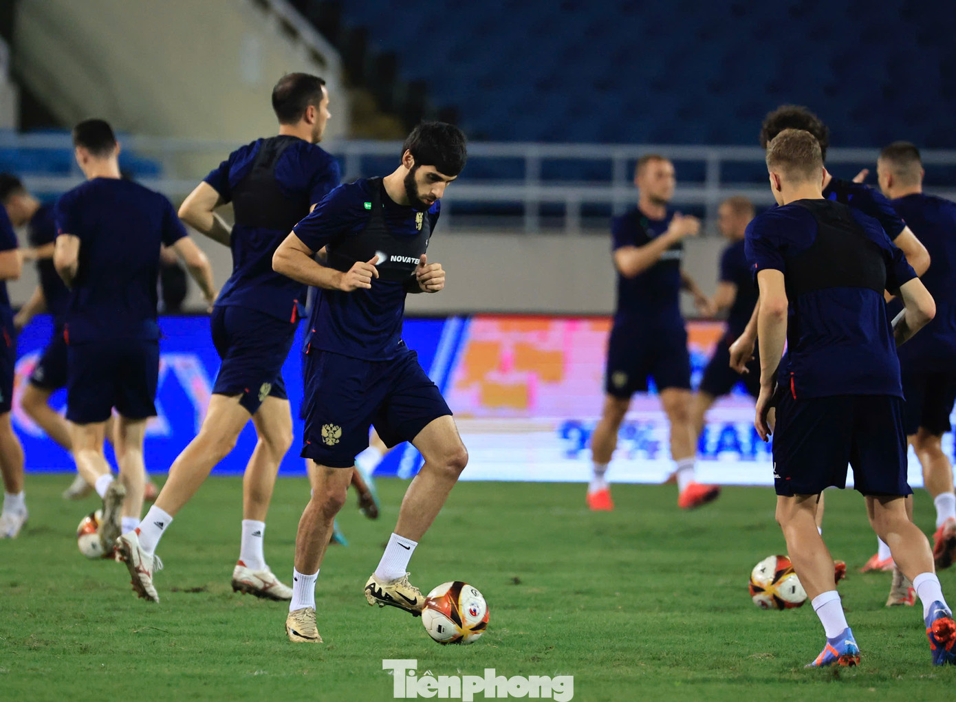 Phần lớn các cầu thủ xuất thân từ những lò đào tạo hàng đầu của Nga, như Spartak Moscow, Lokomotiv Moscow, Dynamo Moscow, CSKA Moscow và Zenit Saint Petersburg. Mọi động tác của họ, từ đỡ bước một, chuyền, chạy chỗ và dứt điểm, đều được thực hiện ở đẳng cấp rất cao.