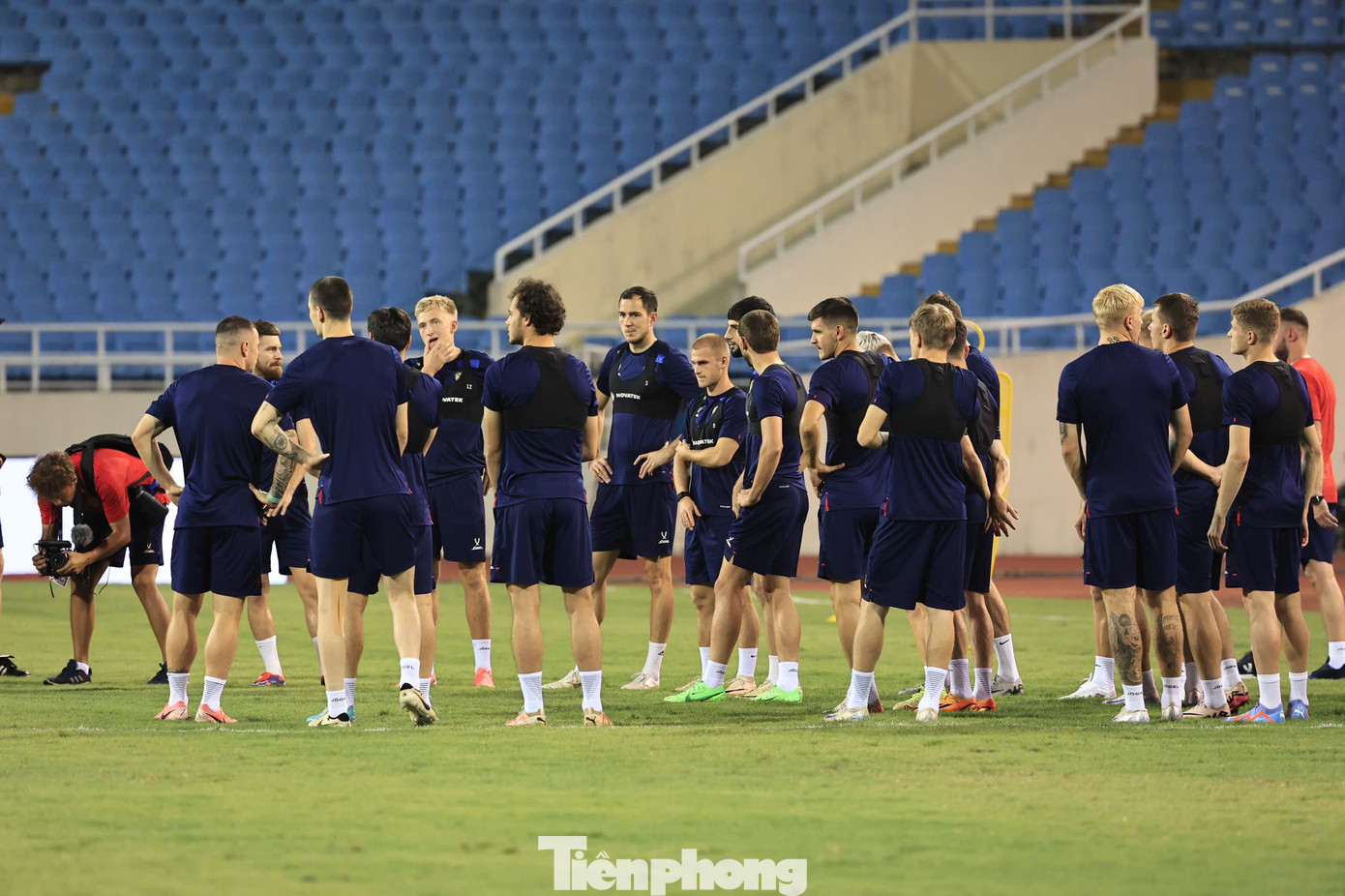 Là những cầu thủ đến từ nền bóng đá lớn, họ lập tức thể hiện thái độ chuyên nghiệp và sẵn sàng ngay cho buổi tập bất chấp chênh lệch múi giờ và thời tiết oi nóng.