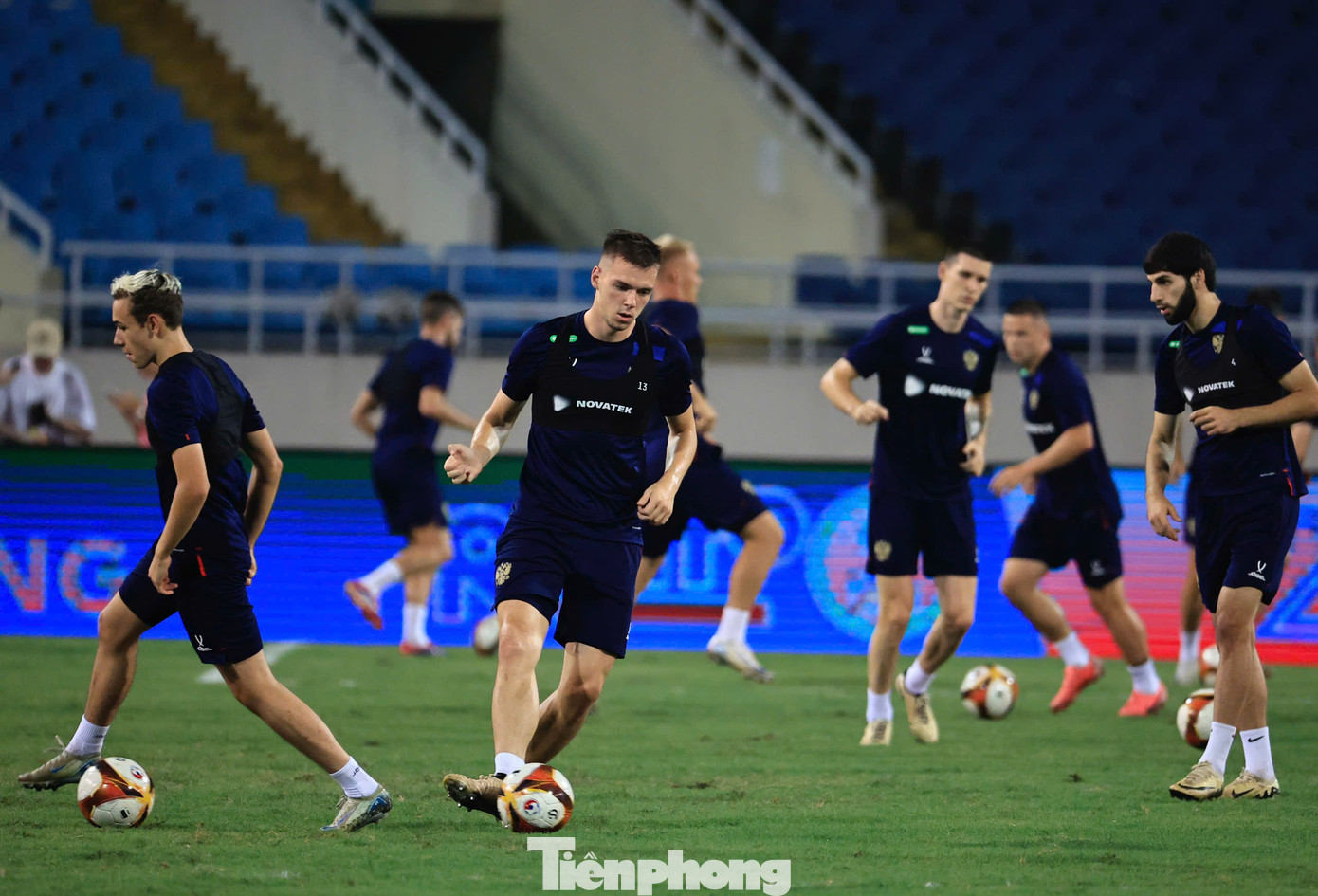 Phần lớn các cầu thủ xuất thân từ những lò đào tạo hàng đầu của Nga, như Spartak Moscow, Lokomotiv Moscow, Dynamo Moscow, CSKA Moscow và Zenit Saint Petersburg. Mọi động tác của họ, từ đỡ bước một, chuyền, chạy chỗ và dứt điểm, đều được thực hiện ở đẳng cấp rất cao.