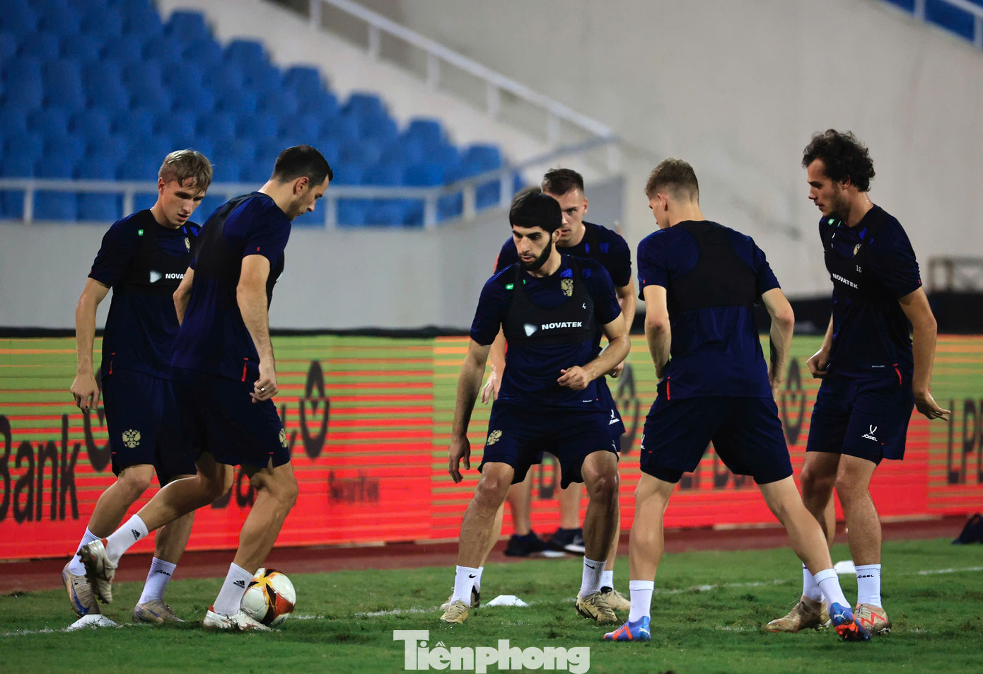 Phần lớn các cầu thủ xuất thân từ những lò đào tạo hàng đầu của Nga, như Spartak Moscow, Lokomotiv Moscow, Dynamo Moscow, CSKA Moscow và Zenit Saint Petersburg. Mọi động tác của họ, từ đỡ bước một, chuyền, chạy chỗ và dứt điểm, đều được thực hiện ở đẳng cấp rất cao.