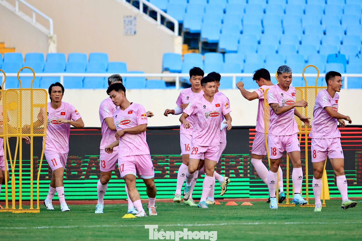 Chiến lược gia người Hàn Quốc cũng tiết lộ sẽ thử nghiệm những phương án mới, một phần của kế hoạch dài hạn với đội tuyển. Và những người yêu bóng đá Việt Nam sẽ được thấy điều đó ở trận gặp Nga, sau đó là cuộc đối đầu với Thái Lan.