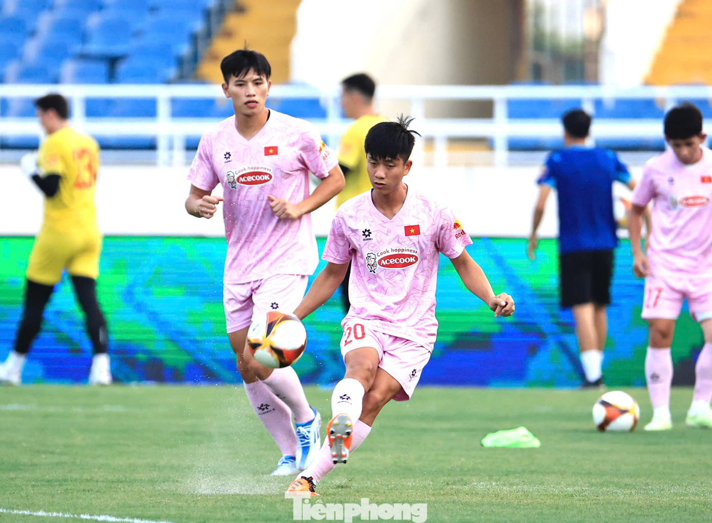 Sự tái xuất của Phan Văn Đức cũng rất hứa hẹn. Không chỉ điểm tên cầu thủ người xứ Nghệ trong cuộc họp báo ngày 4/9, HLV Kim Sang-sik cũng cho biết sẽ trao cơ hội cho anh, cũng như những gương mặt mới trong lần triệu tập này.