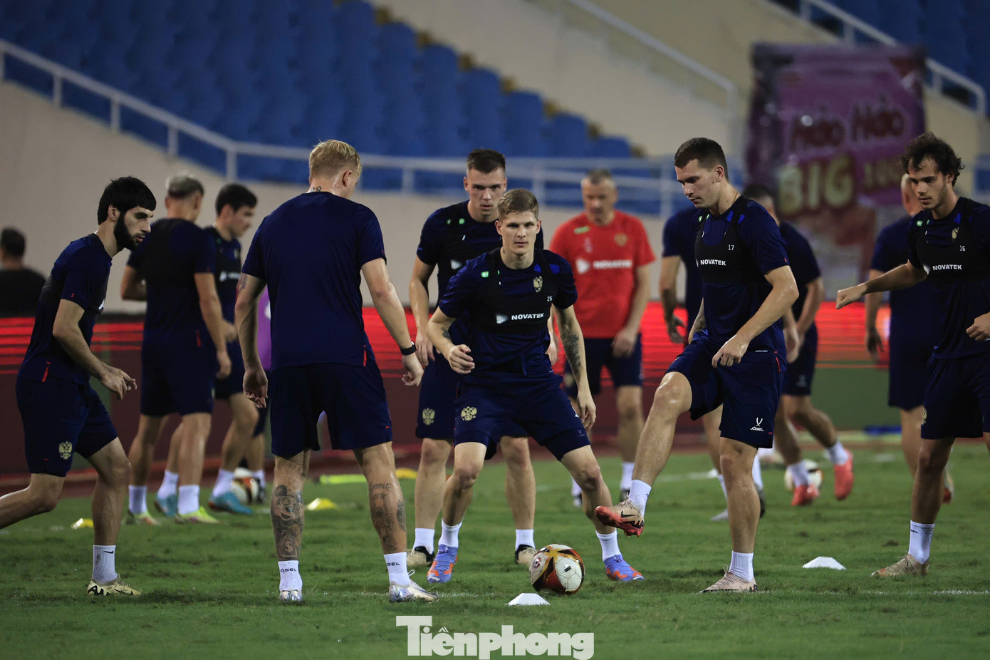 Phần lớn các cầu thủ xuất thân từ những lò đào tạo hàng đầu của Nga, như Spartak Moscow, Lokomotiv Moscow, Dynamo Moscow, CSKA Moscow và Zenit Saint Petersburg. Mọi động tác của họ, từ đỡ bước một, chuyền, chạy chỗ và dứt điểm, đều được thực hiện ở đẳng cấp rất cao.