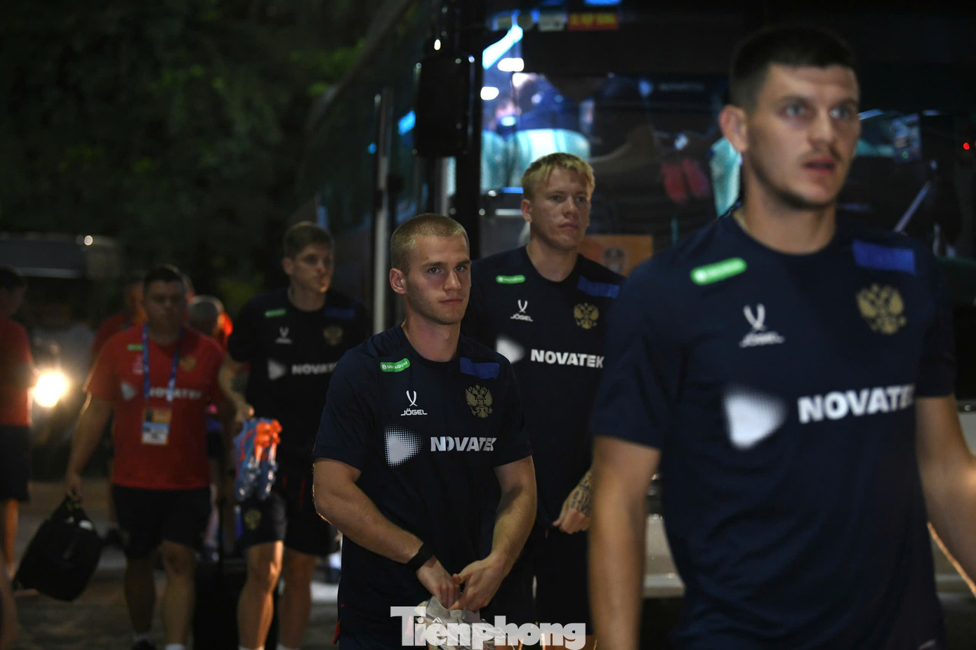 Không lâu sau khi đặt chân xuống Việt Nam, các tuyển thủ Nga đã có mặt ở Mỹ Đình để có buổi tập làm quen sân.