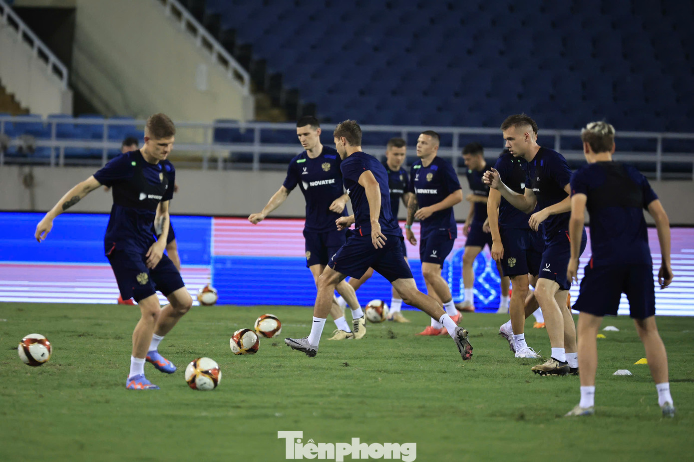 Vì vậy, buổi tập của đội tuyển Nga sớm được bắt đầu. Mang đến Việt Nam đội hình không phải mạnh nhất, bởi nhiều trụ cột dính chấn thương. Tuy nhiên 28 cầu thủ có mặt ở Mỹ Đình đều thuộc lứa tài năng mới, với 23 người có ít nhất 1 lần khoác áo ĐT Nga.