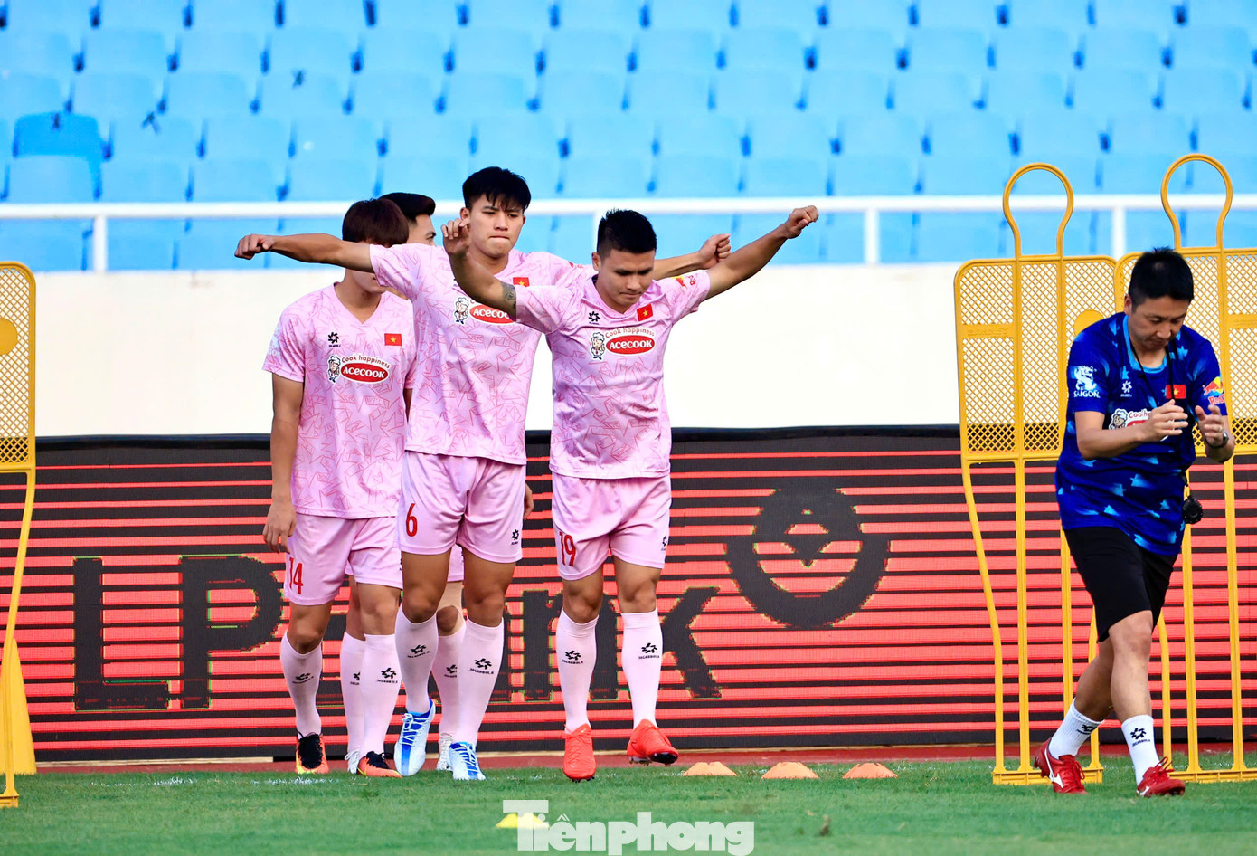 Tương tự là Quang Hải. Ngôi sao 27 tuổi là người gỡ hòa 2-2 cho ĐT Việt Nam trong trận thua Iraq 2-3 ở Asian Cup 2023 hồi tháng 1. Đây cũng là bàn thắng duy nhất của anh cho đội tuyển trong gần 3 năm qua.