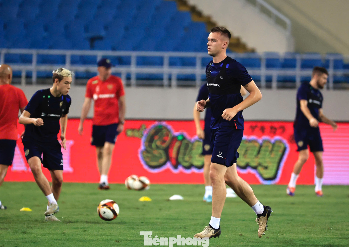 Về phía các cầu thủ, tiền vệ Ivan Oblyakov tỏ ra thích thú với trận gặp Việt Nam. Theo anh, Việt Nam chơi thứ bóng đá khác châu Âu và sẽ mang tới trải nghiệm thú vị. &quot;Việc được chơi dưới sự cổ vũ của đông khán giả cũng rất thú vị&quot;, Oblyakov cho biết.