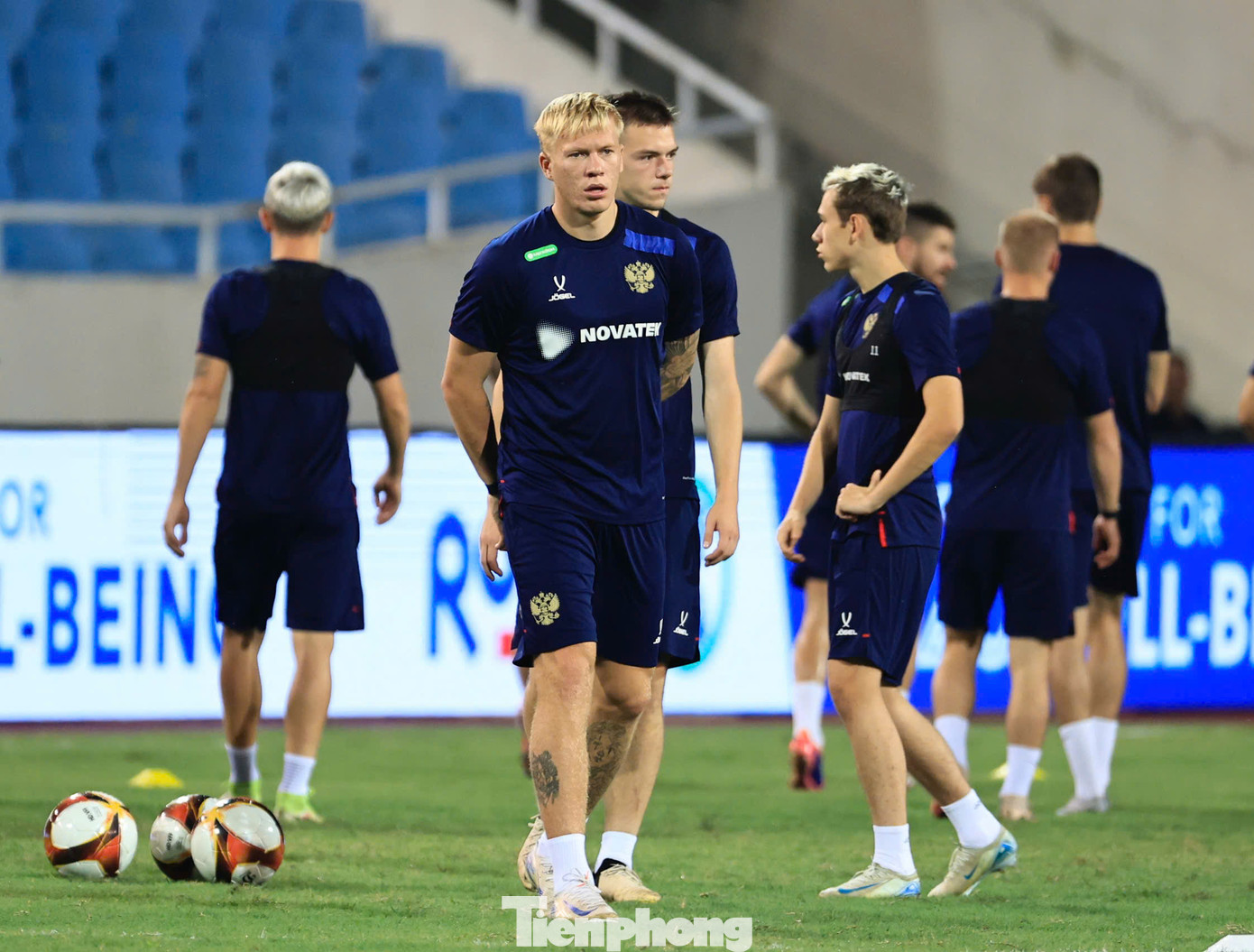 Ông sẽ sử dụng hai đội hình khác nhau cho 2 trận đấu với Việt Nam và Thái Lan. Đồng thời, để đối phó với thời tiết nắng nóng, sẽ có những điều chỉnh nhân sự trong mỗi trận đấu. Điều này vừa đảm bảo thể lực, vừa mang đến tối đa cơ hội ra sân cho mọi cầu thủ.