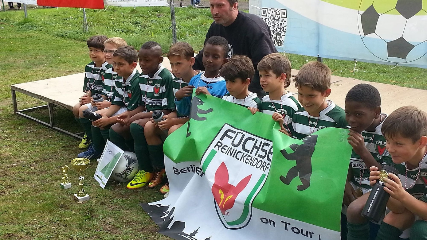 Ibrahim Maza (ngoài cùng bên trái) ở CLB Reinickendorfer Fuchse. Ibrahim Maza (ngoài cùng bên trái) ở CLB Reinickendorfer Fuchse.