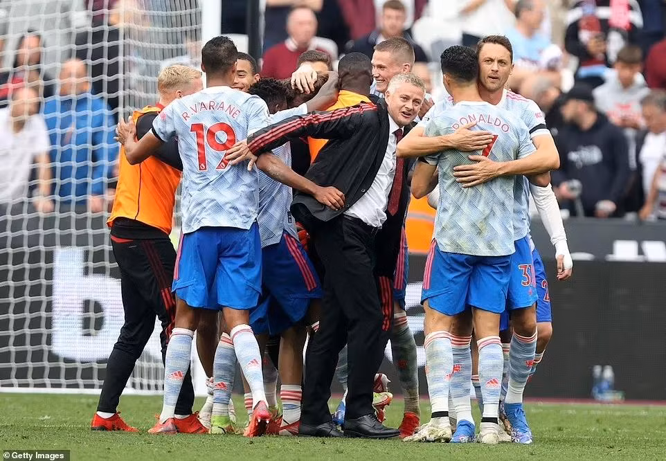 HLV Solskjaer lao vào sân ăn mừng cùng các học trò. (Ảnh: DailyMail) HLV Solskjaer lao vào sân ăn mừng cùng các học trò. (Ảnh: DailyMail)