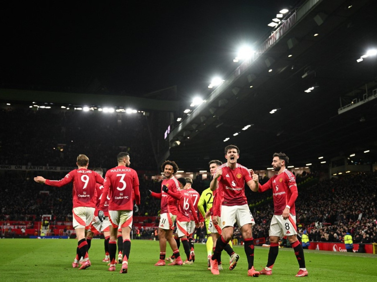 Harry Maguire giúp MU tiến vào vòng 5 Cúp FA với bàn thắng vào lưới Leicester.