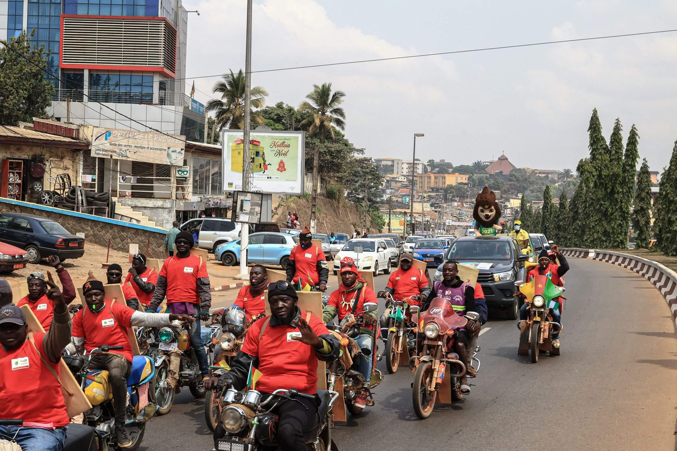 Đoàn diễu hành quảng bá cho CAN Cup 2021 của nước chủ nhà Cameroon. (Ảnh: Getty Images)