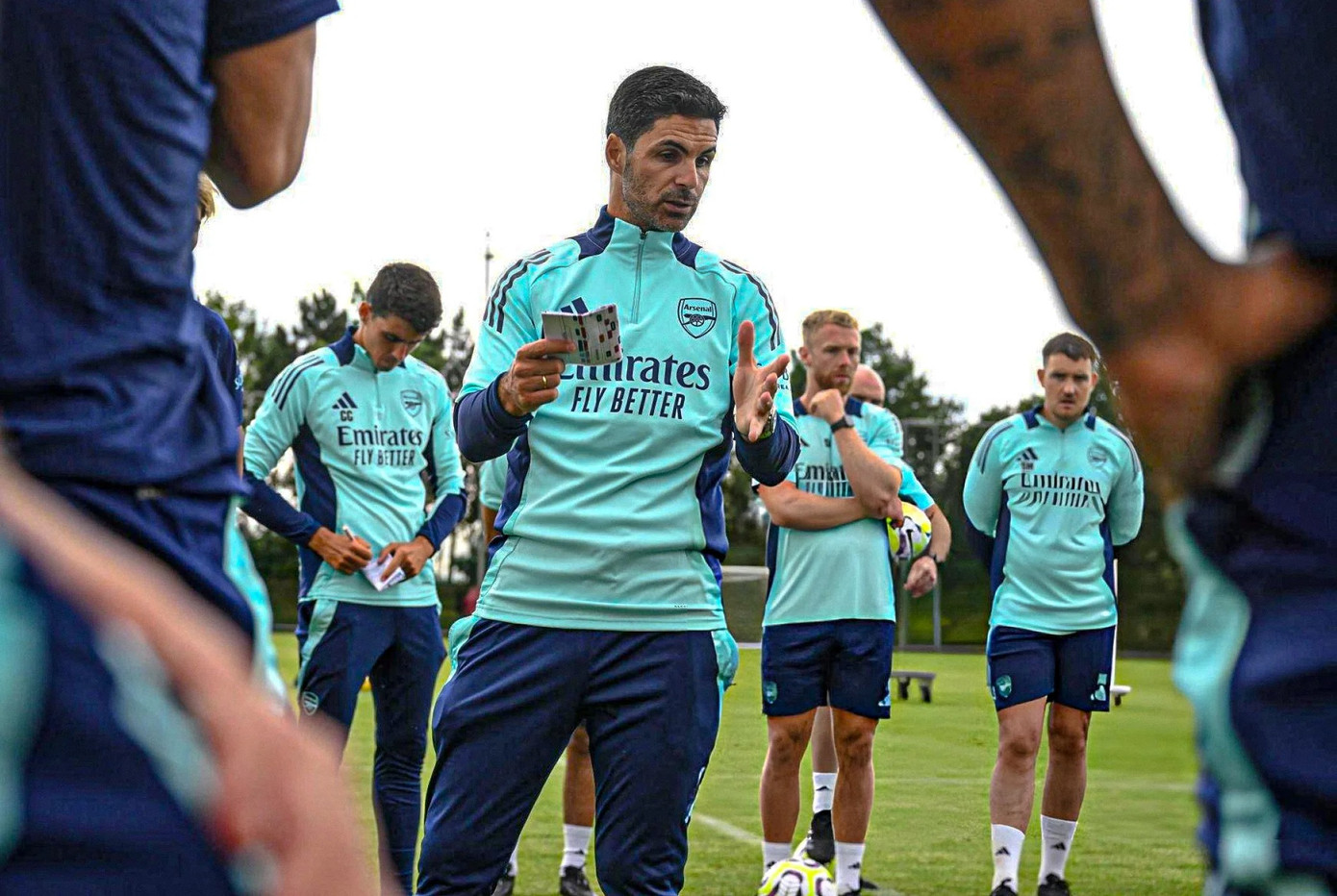 Arteta ra mắt Arsenal vào ngày 20/12/2009, sau đó vực dậy đội bóng thủ đô.