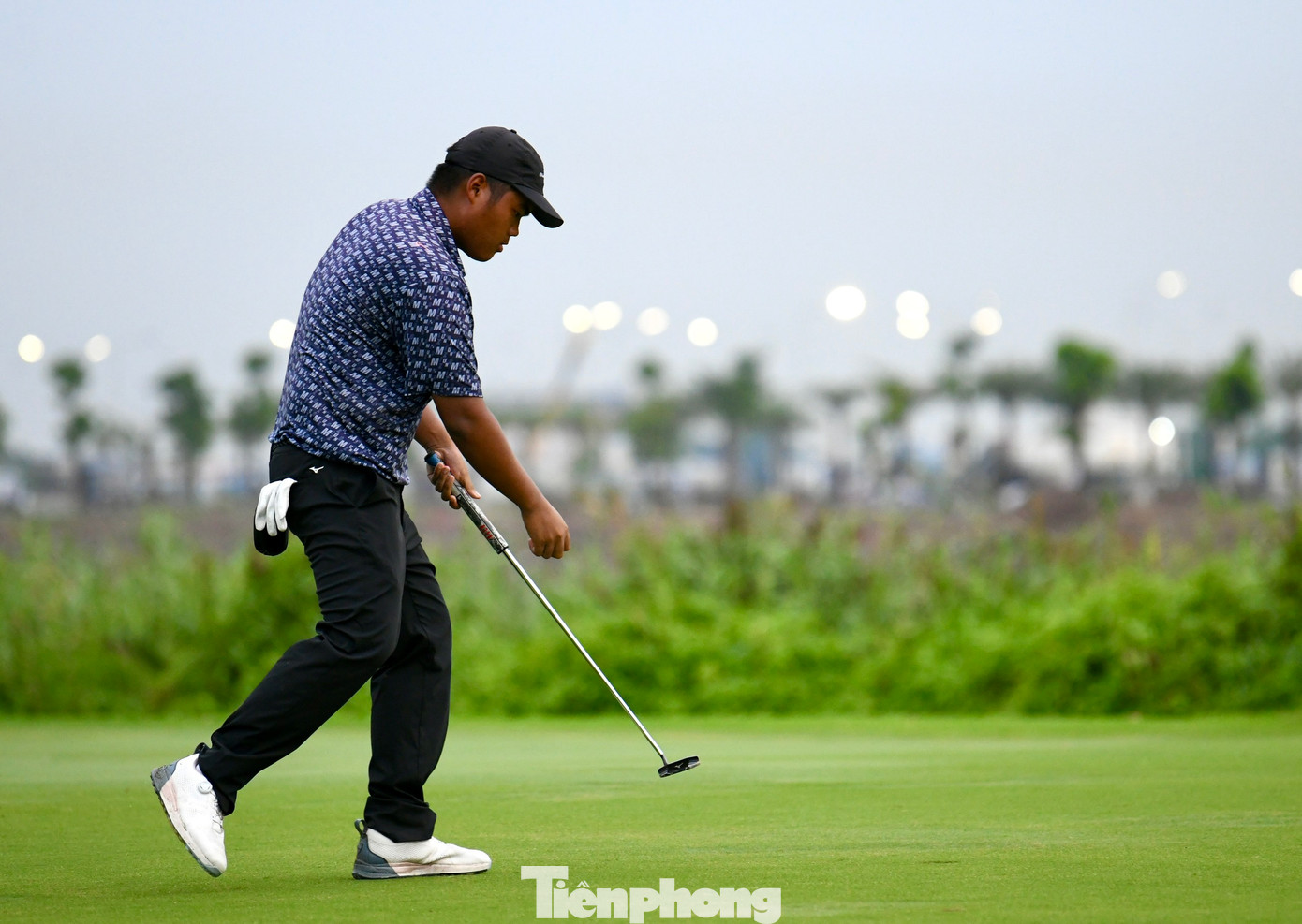 Đức Sơn ăn mừng vị trí dẫn đầu sau ngày thi đấu đầu tiên. Đức Sơn ăn mừng vị trí dẫn đầu sau ngày thi đấu đầu tiên.