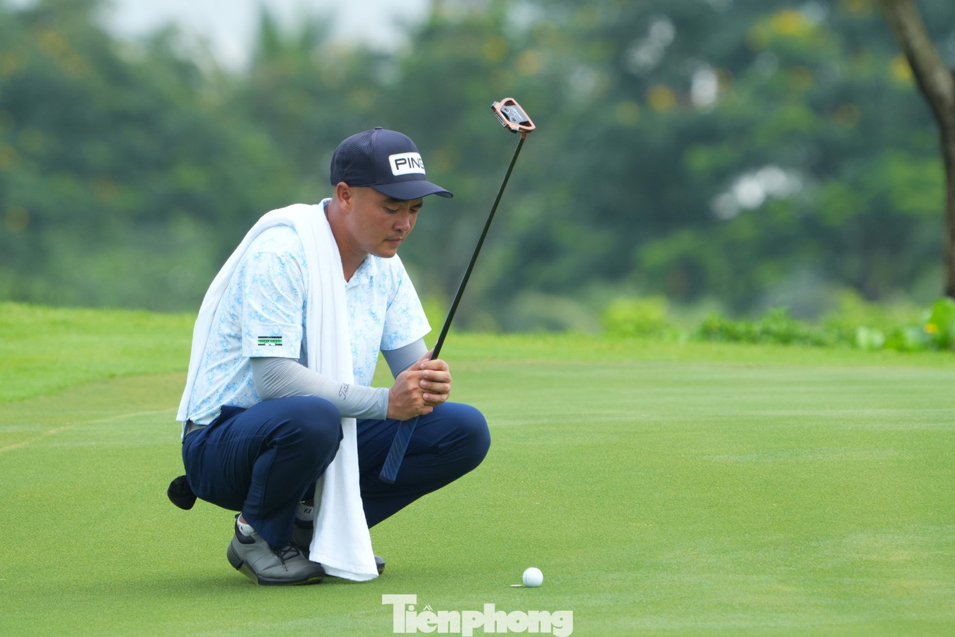 Trong khi nhiều golfer căng thẳng ở buổi sáng đầu tiên, cũng không ít người xung trận với tâm lý thoải mái và đạt thành tích tốt. Golfer Lâm Văn Cừ là một trong số đó. &quot;Khá hài lòng&quot;, anh nói khi đạt điểm -1 sau 3 hố đầu tiên.