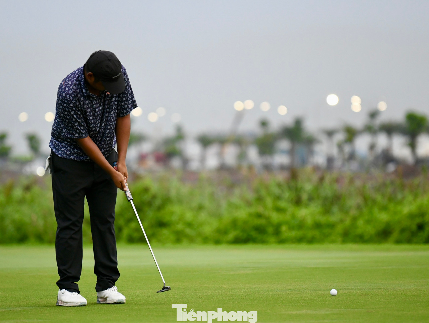 Với sự tập trung cao độ, golfer 17 tuổi đã thực hiện thành công cú putt dài để giành birdie thứ 7 trong ngày. Với sự tập trung cao độ, golfer 17 tuổi đã thực hiện thành công cú putt dài để giành birdie thứ 7 trong ngày.