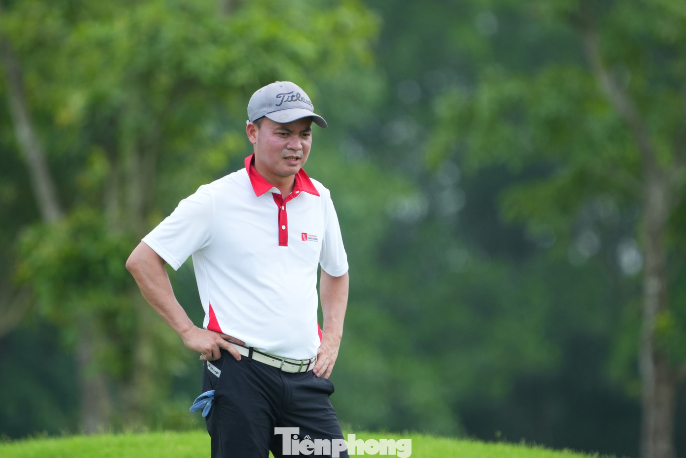 Có những tiếng thở dài, nhưng cũng có tiếng hét phấn khích sau các cú chip hay putt thành công.