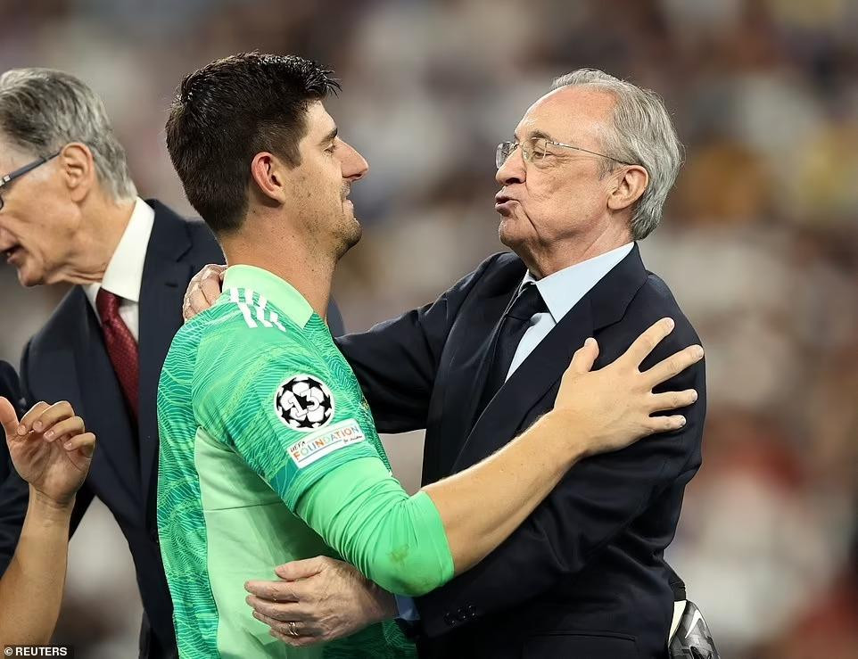 Chủ tịch Real, Florentino Perez tri ân Courtois sau trận chung kết trước Liverpool. (Ảnh: Getty Images)