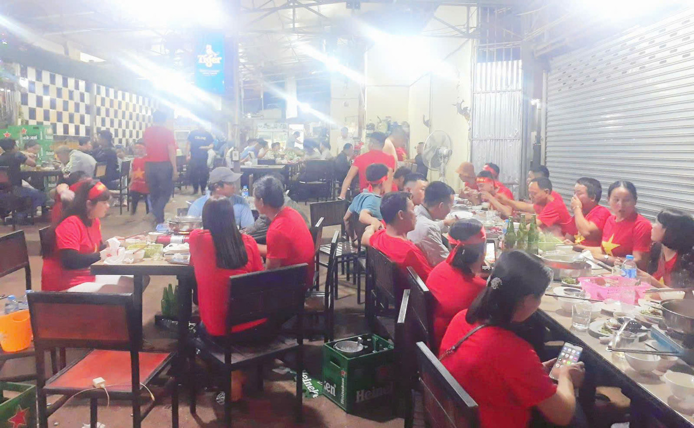Các CĐV Việt Nam tại Lào ăn mừng chiến thắng của đội tuyển tại quán Oanh béo của anh Oanh ở thủ đô Viêng Chăn.