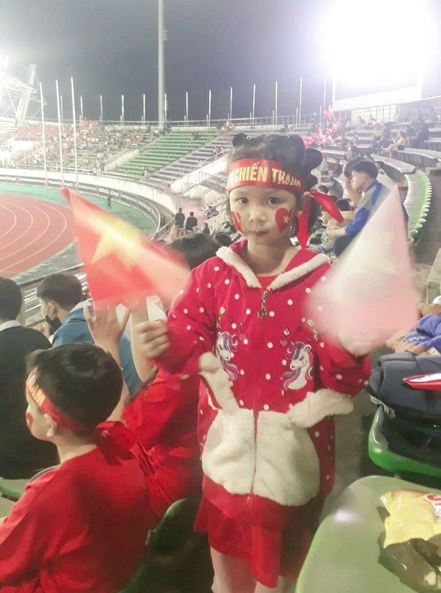 Chị Liên, vợ anh Tạ Minh Oanh, cùng các con trong một lần cổ vũ đội tuyển Việt Nam tại sân New Laos National Stadium.