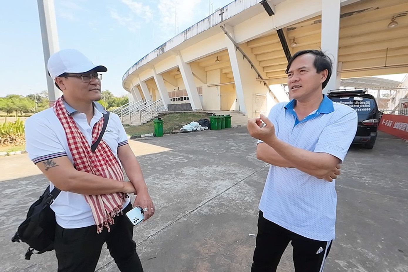 Anh Nguyễn Văn Hiếu chia sẻ với phóng viên báo Tiền Phong trước sân KM16.