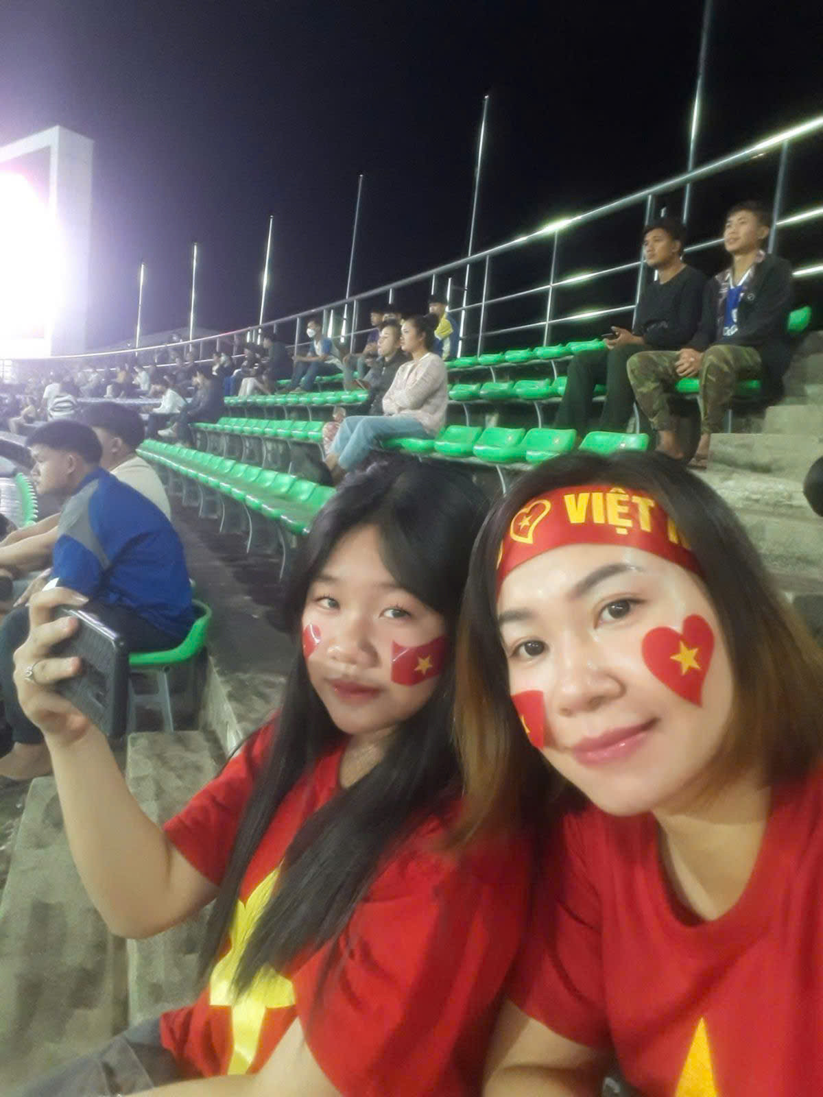 Chị Liên, vợ anh Tạ Minh Oanh, cùng các con trong một lần cổ vũ đội tuyển Việt Nam tại sân New Laos National Stadium.