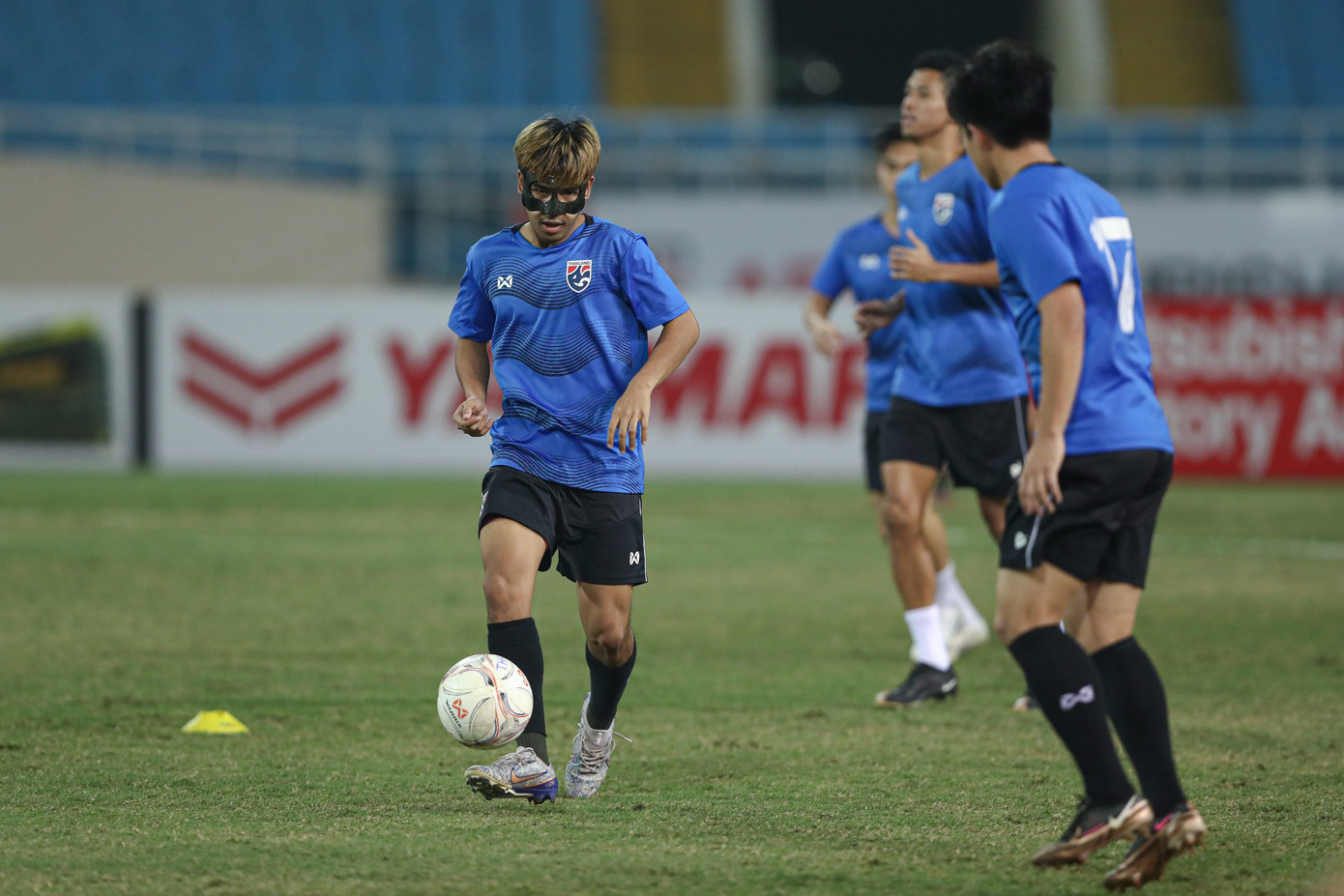 Cầu thủ trẻ Chatmongkol Rueangthanarot phải đeo mặt nạ bảo vệ cả trong tập luyện lẫn thi đấu. Cầu thủ trẻ Chatmongkol Rueangthanarot phải đeo mặt nạ bảo vệ cả trong tập luyện lẫn thi đấu.