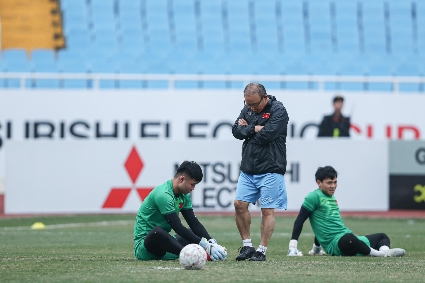 Chiến lược gia người Hàn Quốc khá trầm tư trên sân tập. Khá dễ hiểu bởi đối đầu với Thái Lan chưa bao giờ là dễ dàng và ông cần những phương án hợp lý.