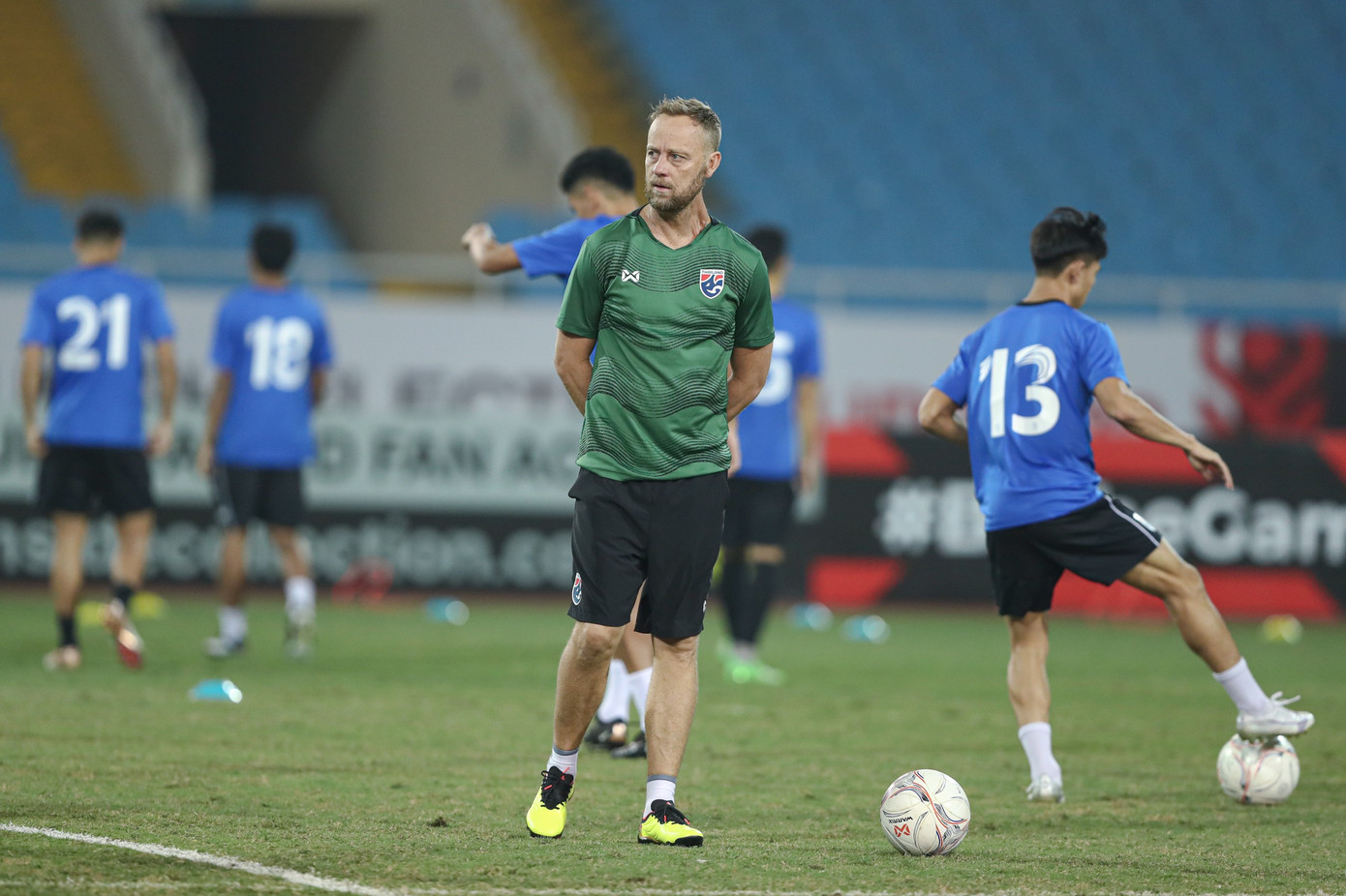 HLV Mano Polking lặng lẽ quan sát học trò trên sân tập. Đây là lần thứ 2 ông tới Mỹ Đình, sau lần đầu hồi tháng 5, khi cùng U23 Thái Lan chơi trận chung kết SEA Games 31. HLV Mano Polking lặng lẽ quan sát học trò trên sân tập. Đây là lần thứ 2 ông tới Mỹ Đình, sau lần đầu hồi tháng 5, khi cùng U23 Thái Lan chơi trận chung kết SEA Games 31.