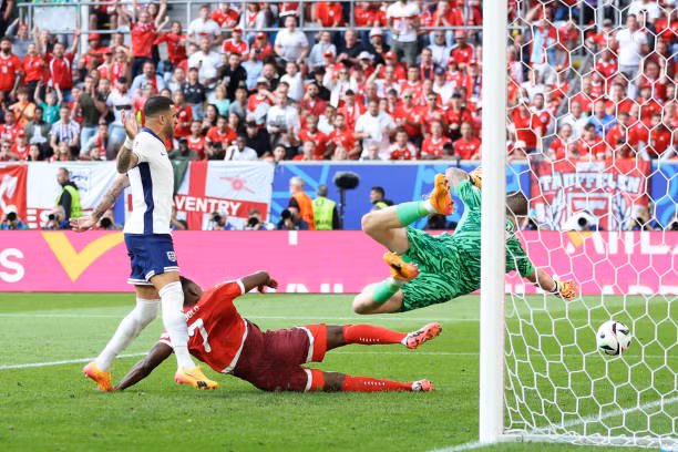 Vượt qua Thụy Sỹ trên chấm 11m, tuyển Anh vất vả ghi tên vào bán kết ảnh 46