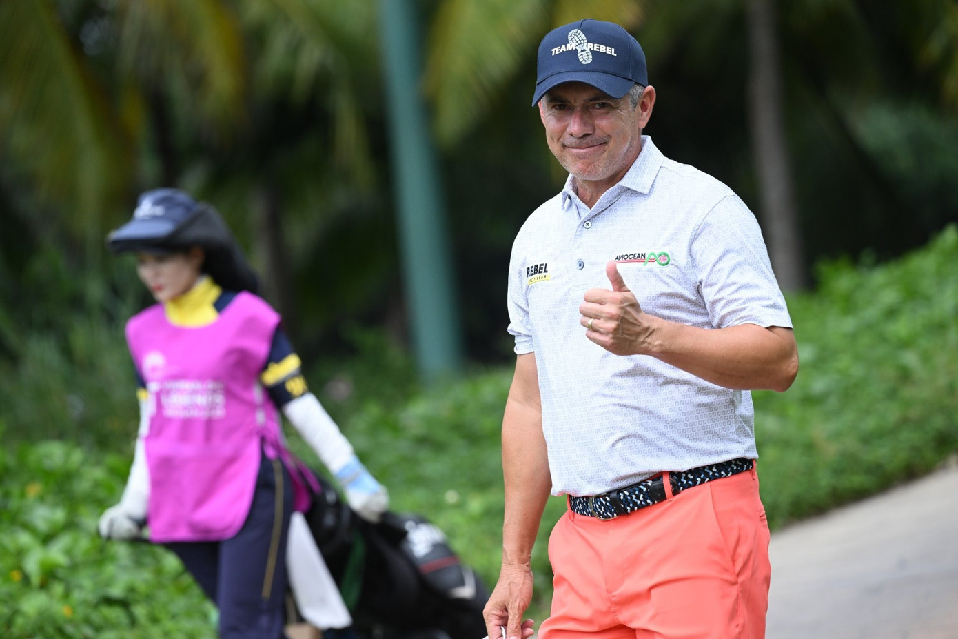 Golfer người Brazil, Adilson Da Silva đứng đầu với điểm -7. Golfer người Brazil, Adilson Da Silva đứng đầu với điểm -7.