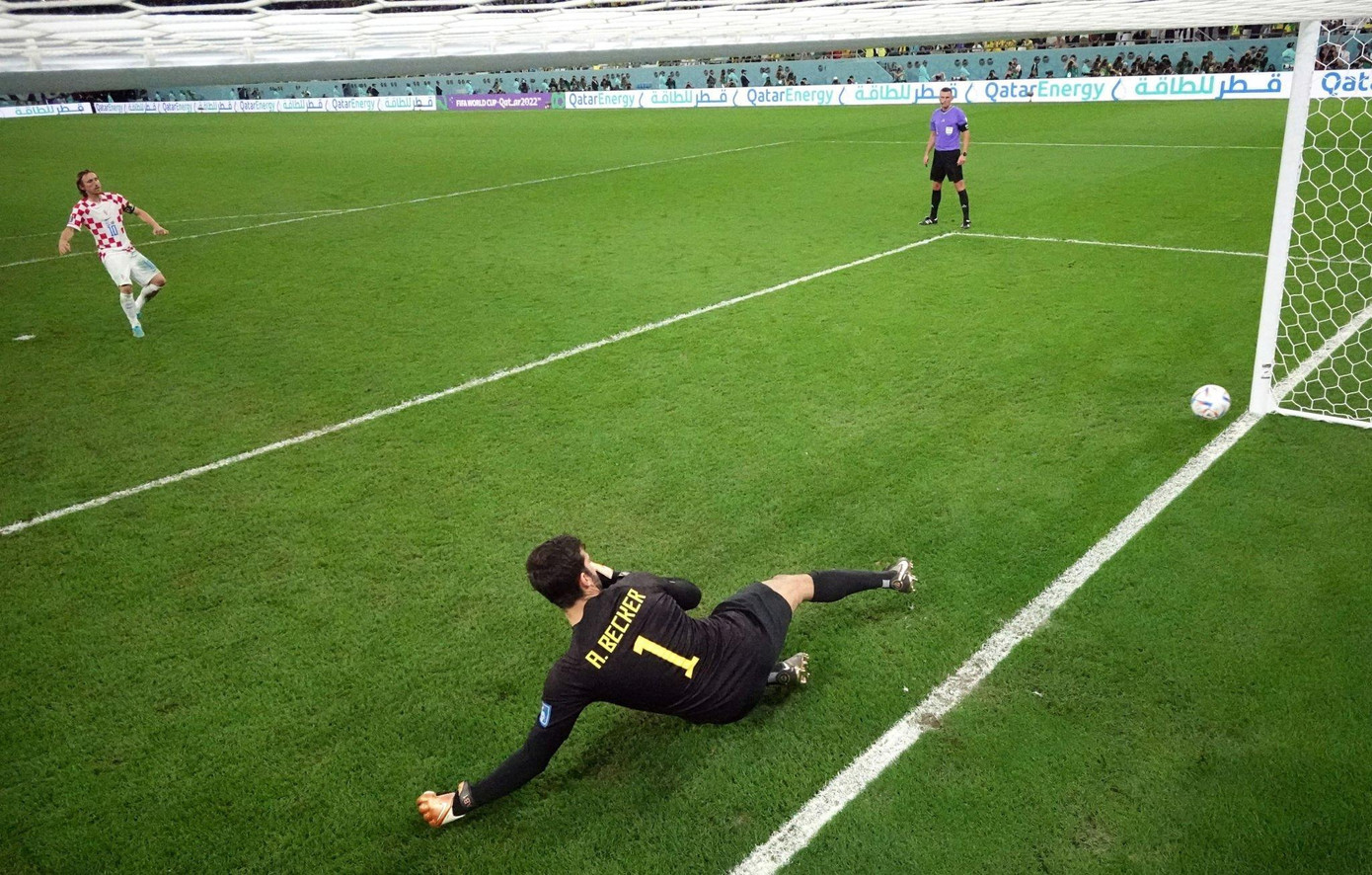 Luka Modric dễ dàng đánh bại Allison ở lượt sút thứ ba. (Ảnh: Getty Images) Luka Modric dễ dàng đánh bại Allison ở lượt sút thứ ba. (Ảnh: Getty Images)