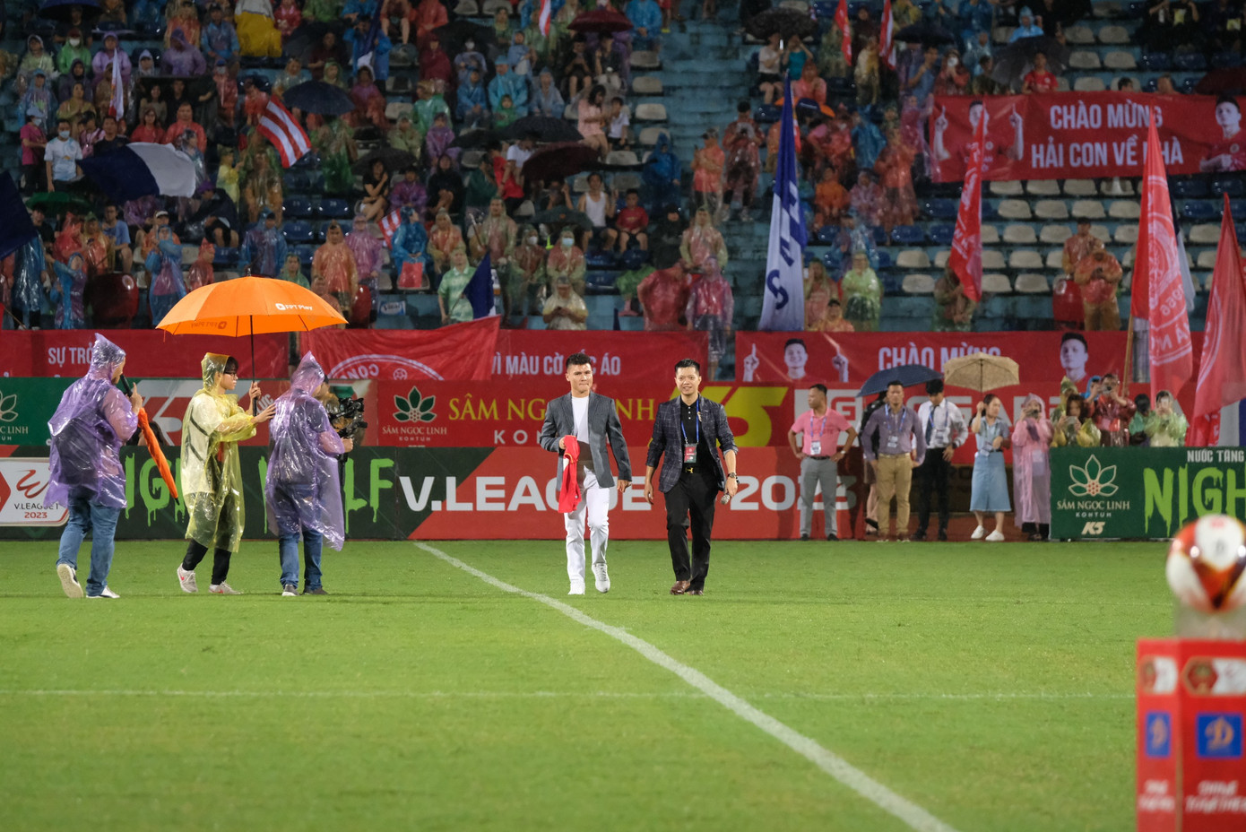 Mặc dù vậy, người hâm mộ CAHN vẫn háo hức đón chờ màn ra mắt của bản hợp đồng mang tên Quang Hải. Mặc dù vậy, người hâm mộ CAHN vẫn háo hức đón chờ màn ra mắt của bản hợp đồng mang tên Quang Hải.