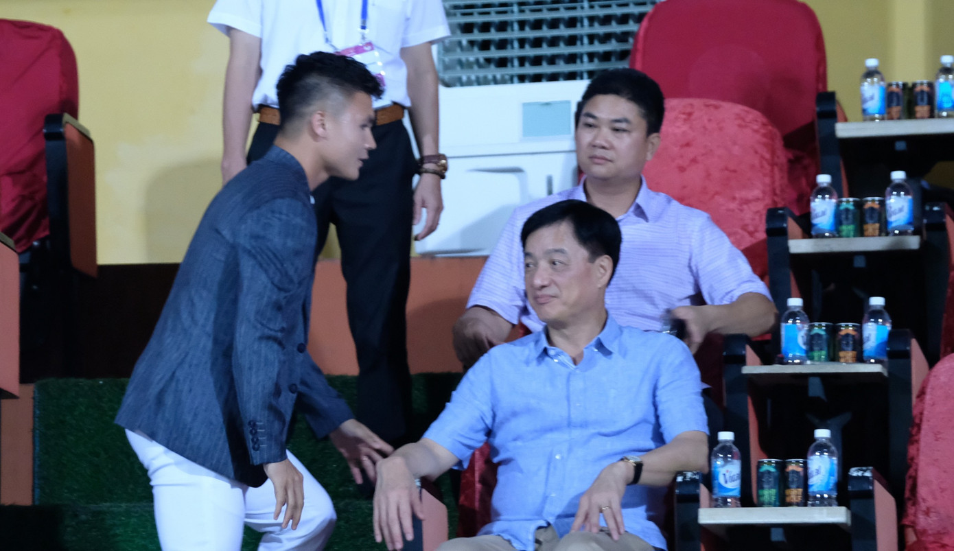 Vì chưa có giấy phép chuyển nhượng quốc tế, Quang Hải không thể ra sân trong trận gặp Hà Tĩnh ở vòng 12 V-League 2023. Vì chưa có giấy phép chuyển nhượng quốc tế, Quang Hải không thể ra sân trong trận gặp Hà Tĩnh ở vòng 12 V-League 2023.