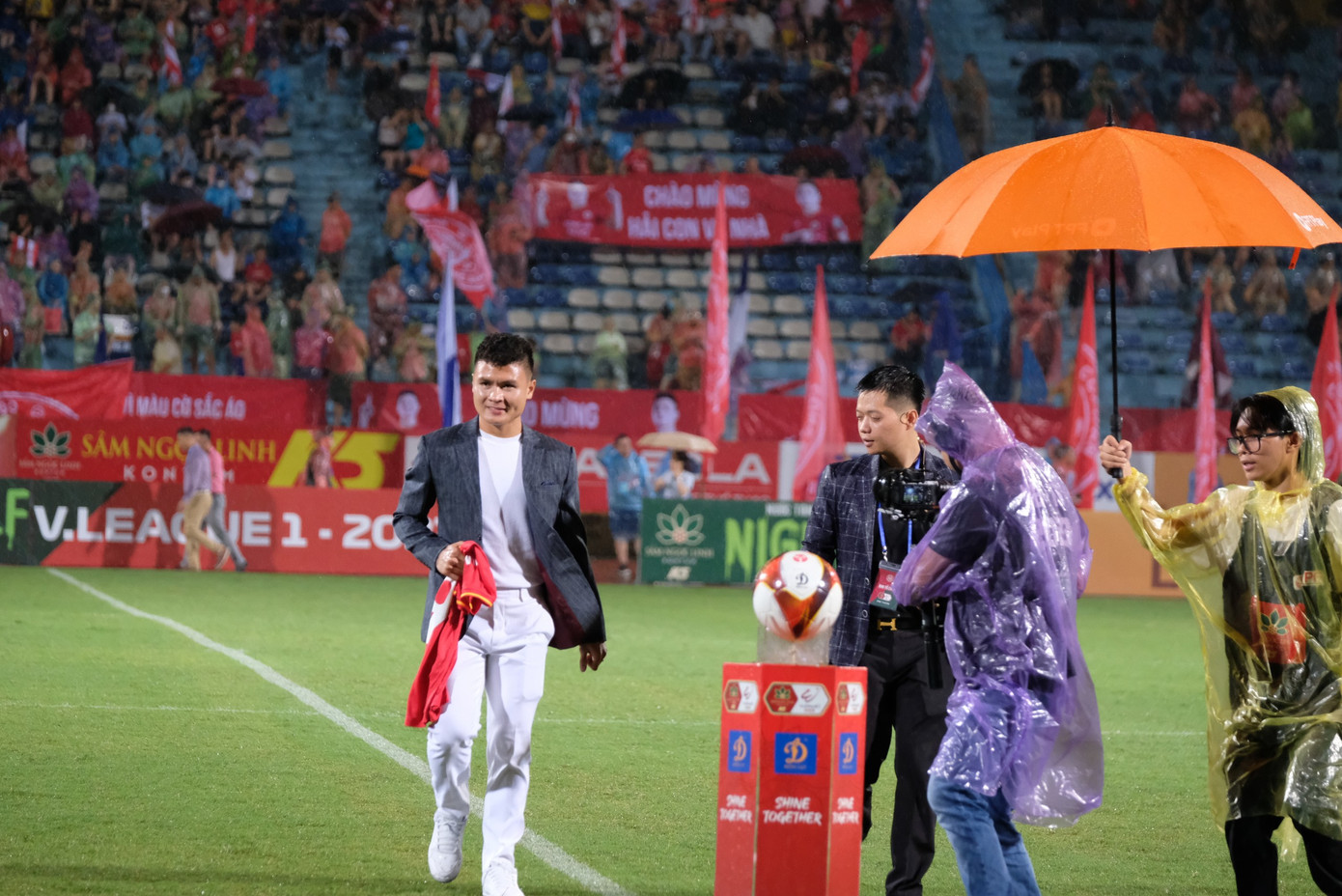 Vào tối 23/6, người đại diện của Quang Hải nói rằng, tới CAHN là quyết định đúng, một bước đi quan trọng trong sự nghiệp tiền vệ 26 tuổi. Vào tối 23/6, người đại diện của Quang Hải nói rằng, tới CAHN là quyết định đúng, một bước đi quan trọng trong sự nghiệp tiền vệ 26 tuổi.