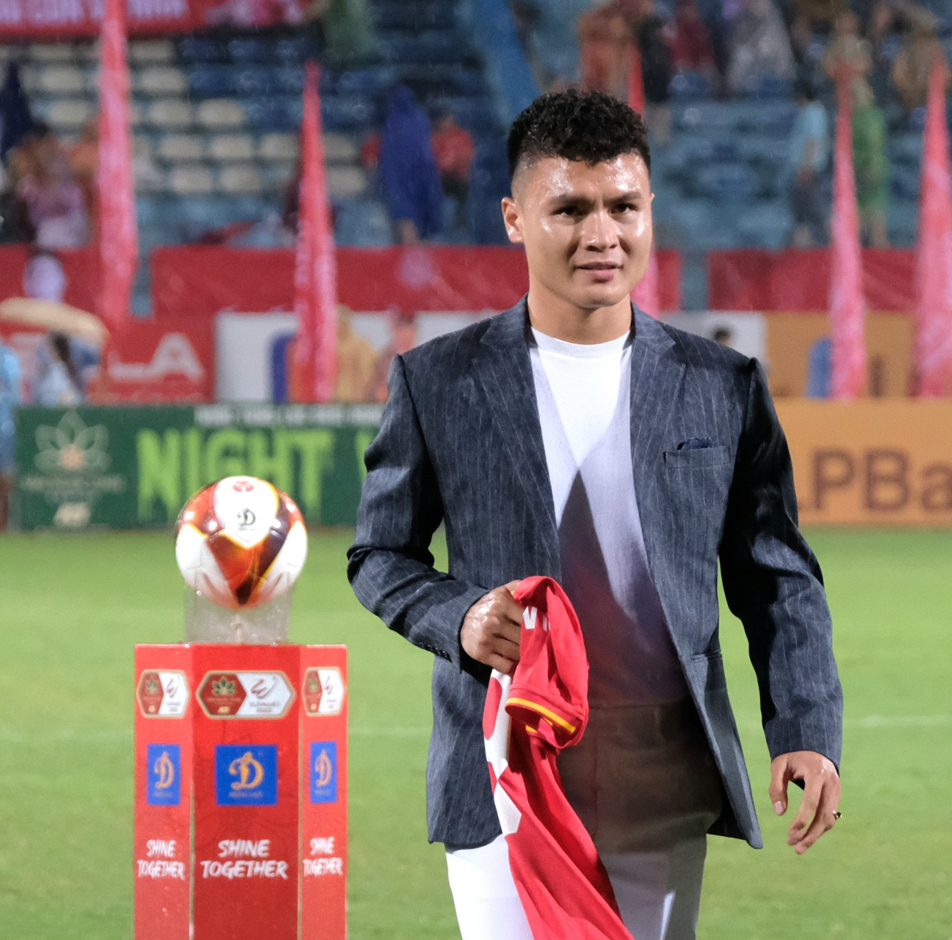 Quang Hải cũng cho biết, một năm qua tại Pau FC là "quãng thời gian tuyệt vời", giúp anh "có thêm kinh nghiệm và những bài học giá trị". Anh sẽ dùng những kiến thức đó để giúp đội bóng tiến lên. Quang Hải cũng cho biết, một năm qua tại Pau FC là "quãng thời gian tuyệt vời", giúp anh "có thêm kinh nghiệm và những bài học giá trị". Anh sẽ dùng những kiến thức đó để giúp đội bóng tiến lên.