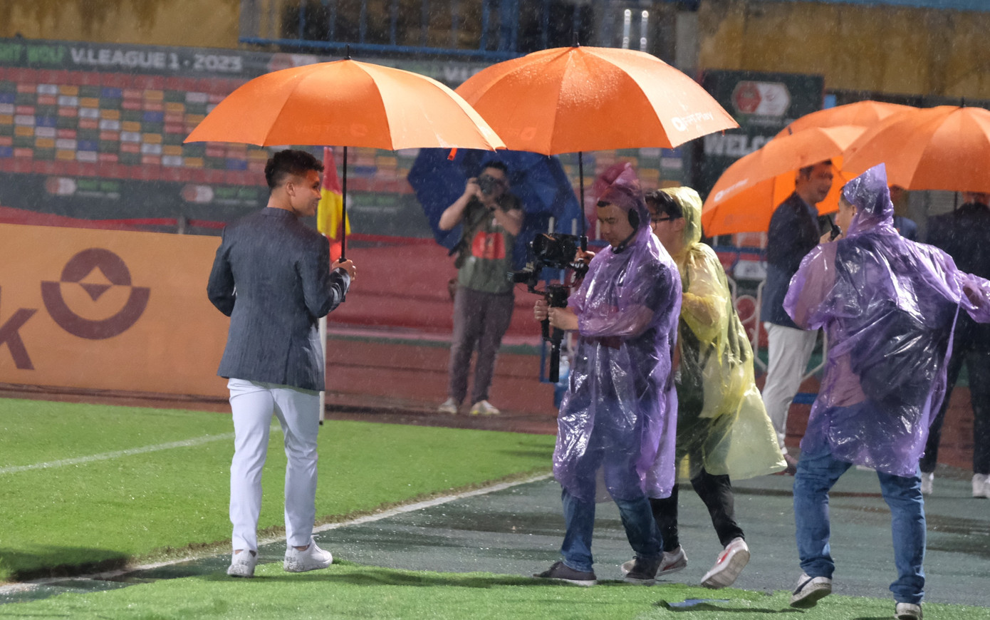 Kết thúc màn ra mắt, Quang Hải tiến lên khán đài và chờ đợi chuyến làm khách tại Đà Nẵng ngày 2/7 để ra sân lần đầu tiên trong màu áo CAHN. Kết thúc màn ra mắt, Quang Hải tiến lên khán đài và chờ đợi chuyến làm khách tại Đà Nẵng ngày 2/7 để ra sân lần đầu tiên trong màu áo CAHN.