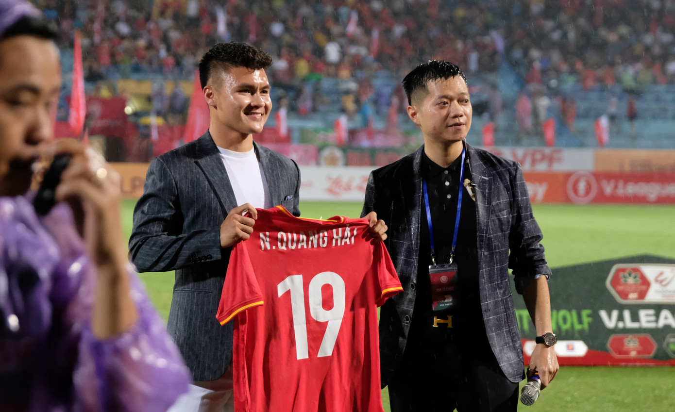 Tại CAHN, Quang Hải được mang số 19 quen thuộc. Anh ký hợp đồng có thời hạn 1 năm rưỡi với đội bóng ngành Công an. Tại CAHN, Quang Hải được mang số 19 quen thuộc. Anh ký hợp đồng có thời hạn 1 năm rưỡi với đội bóng ngành Công an.