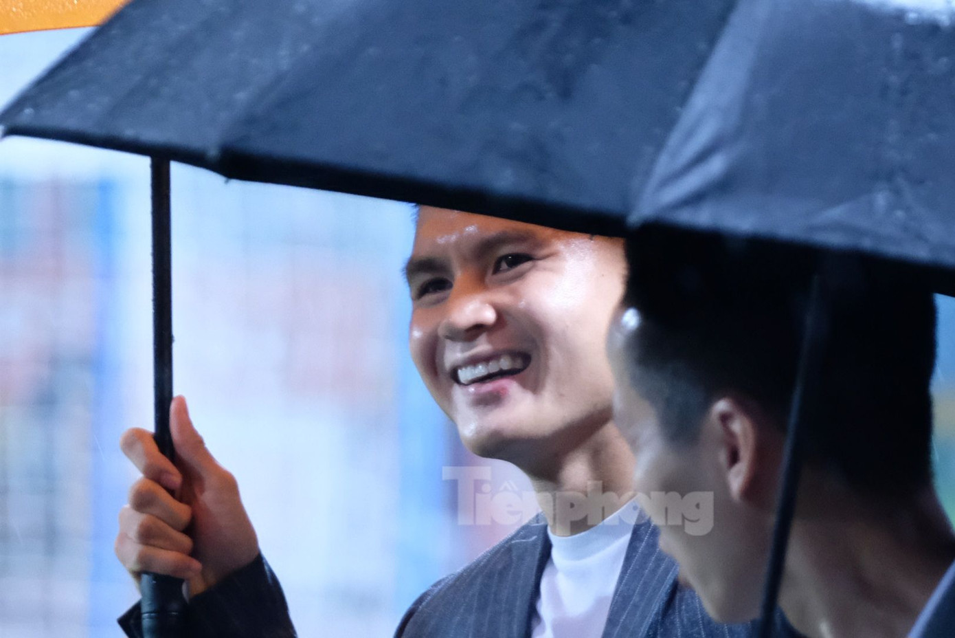 Chiều 24/6, Quang Hải lịch lãm với bộ vest ghi, tươi cười đến sân Hàng Đẫy với tư cách cầu thủ của CAHN. Chiều 24/6, Quang Hải lịch lãm với bộ vest ghi, tươi cười đến sân Hàng Đẫy với tư cách cầu thủ của CAHN.