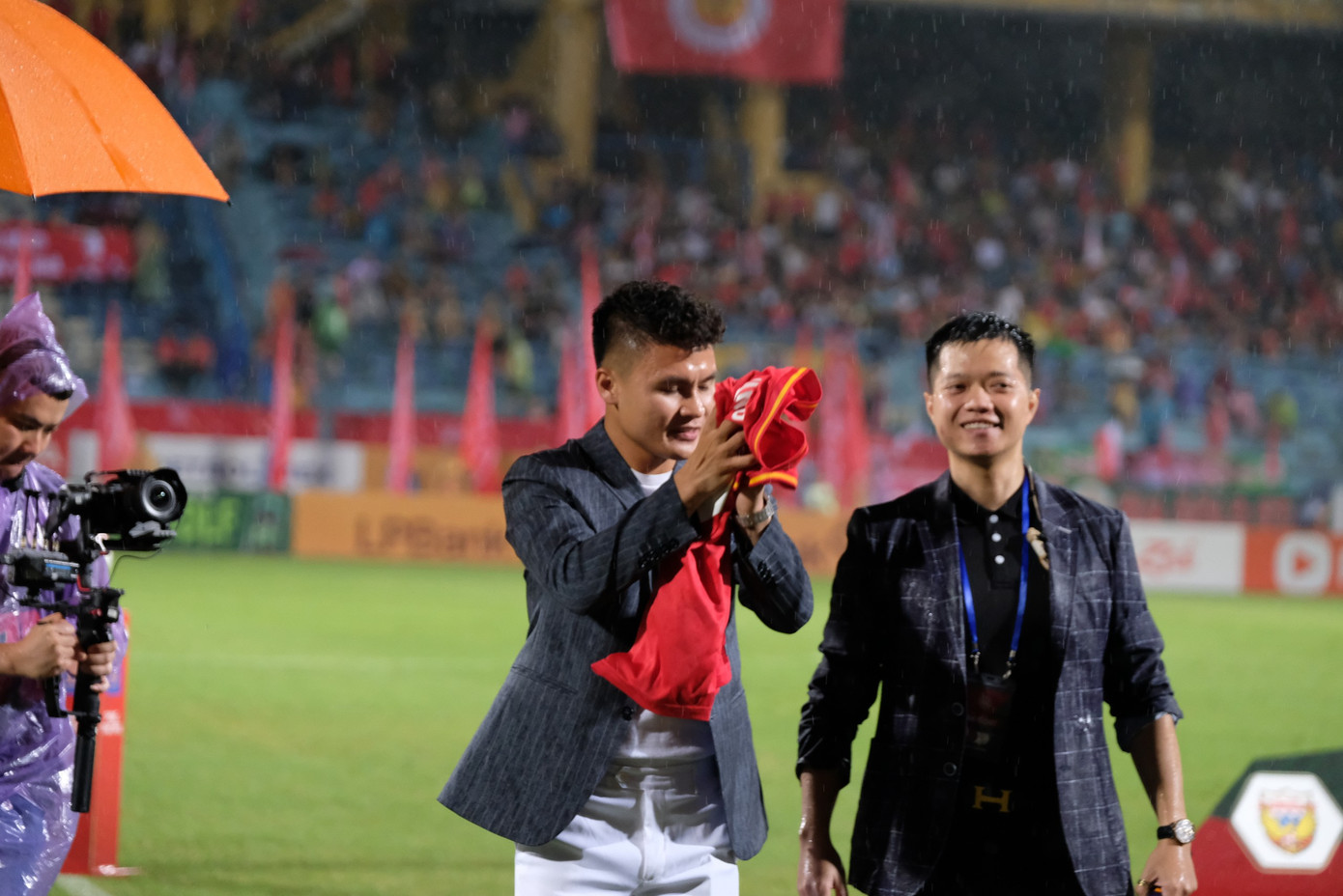 Vào tối 23/6, người đại diện của Quang Hải nói rằng, tới CAHN là quyết định đúng, một bước đi quan trọng trong sự nghiệp tiền vệ 26 tuổi. Vào tối 23/6, người đại diện của Quang Hải nói rằng, tới CAHN là quyết định đúng, một bước đi quan trọng trong sự nghiệp tiền vệ 26 tuổi.