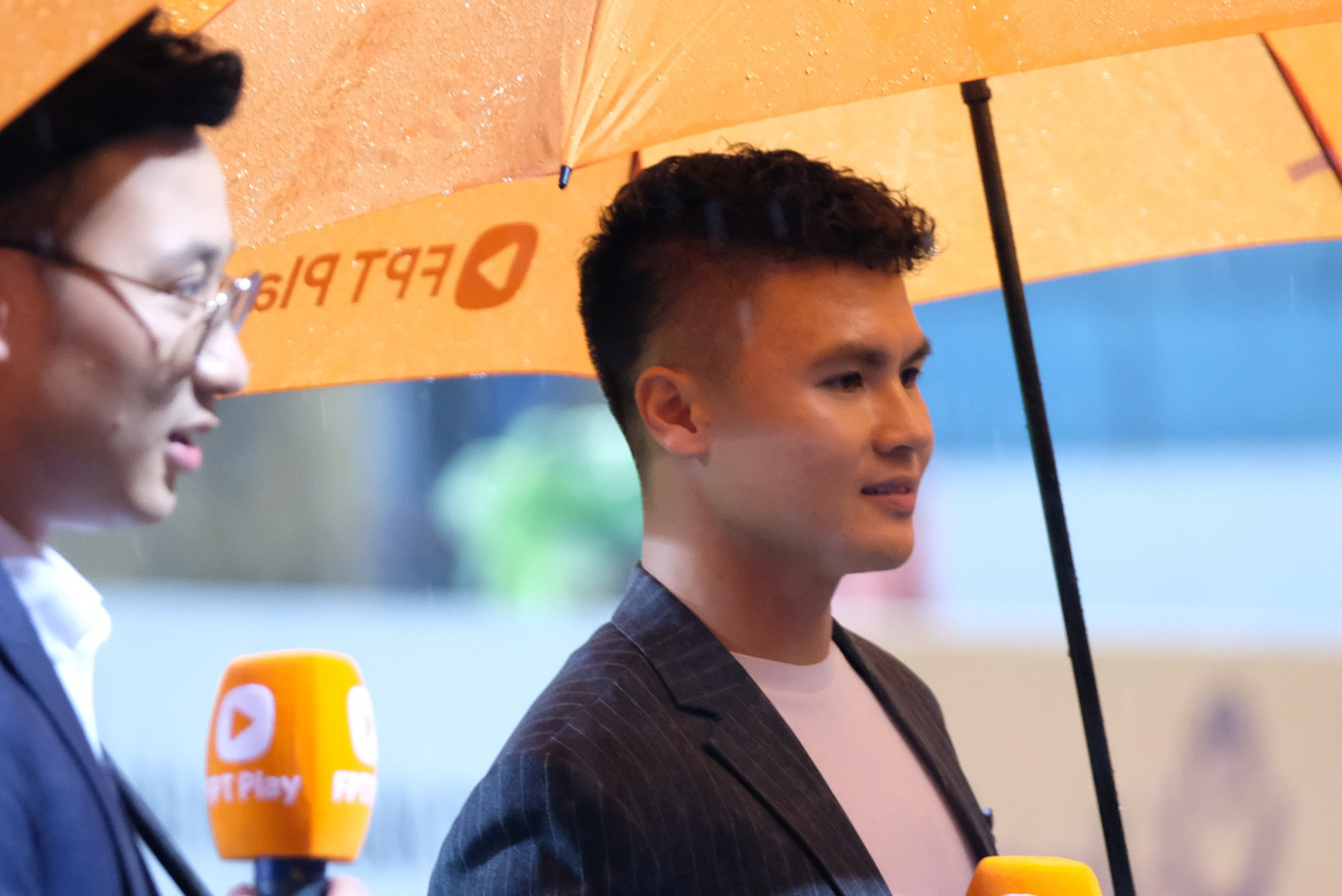 Trời mưa to ở sân Hàng Đẫy, và dưới chiếc ô vàng, Quang Hải nói rằng anh sẽ cống hiến hết mình, giúp CAHN chiến thắng mỗi trận và đạt được nhiều thành tích trong tương lai. Trời mưa to ở sân Hàng Đẫy, và dưới chiếc ô vàng, Quang Hải nói rằng anh sẽ cống hiến hết mình, giúp CAHN chiến thắng mỗi trận và đạt được nhiều thành tích trong tương lai.